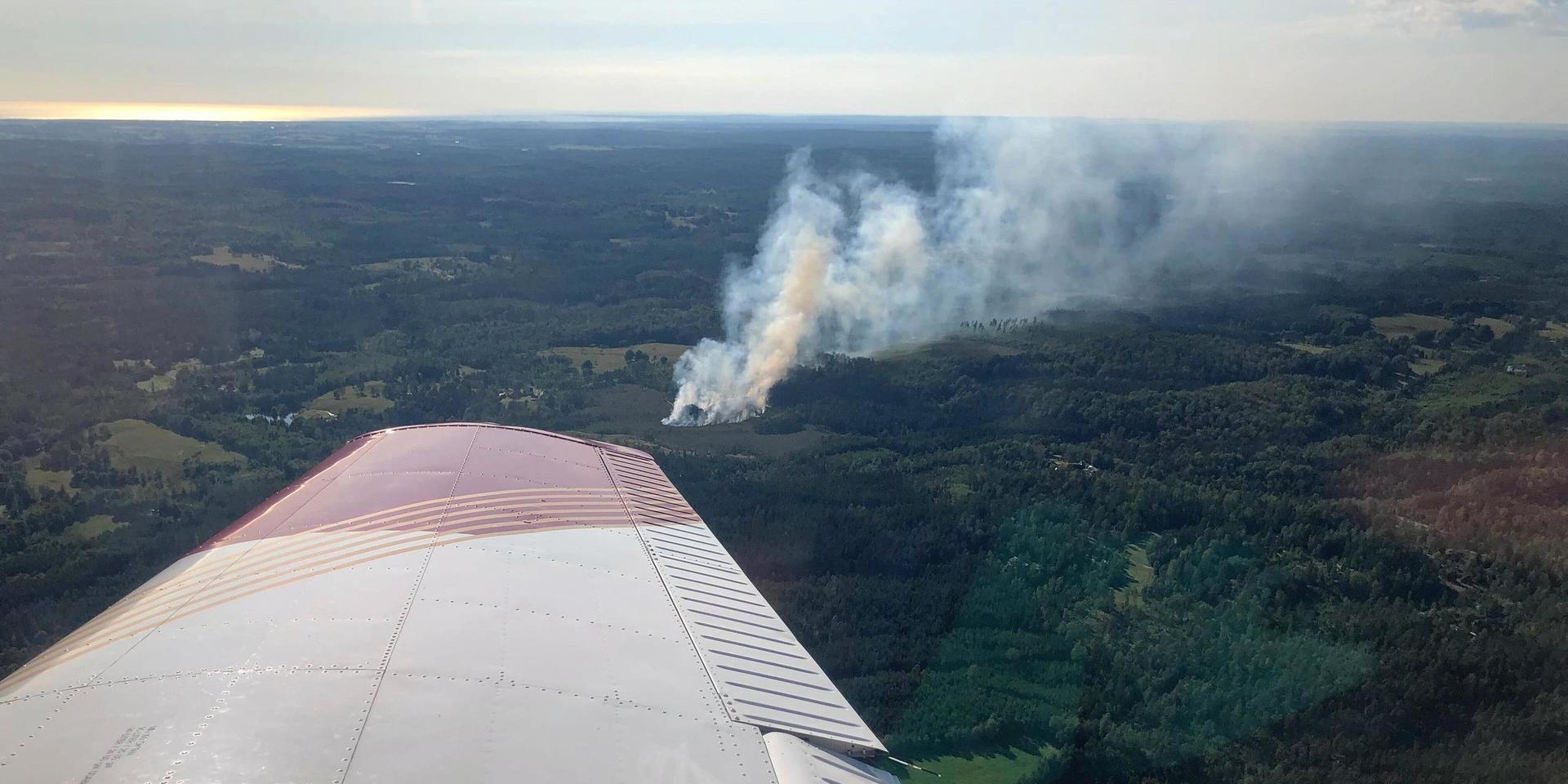 Brandflyget flög ovanför en skogsbrand utanför Knäred på torsdagen.