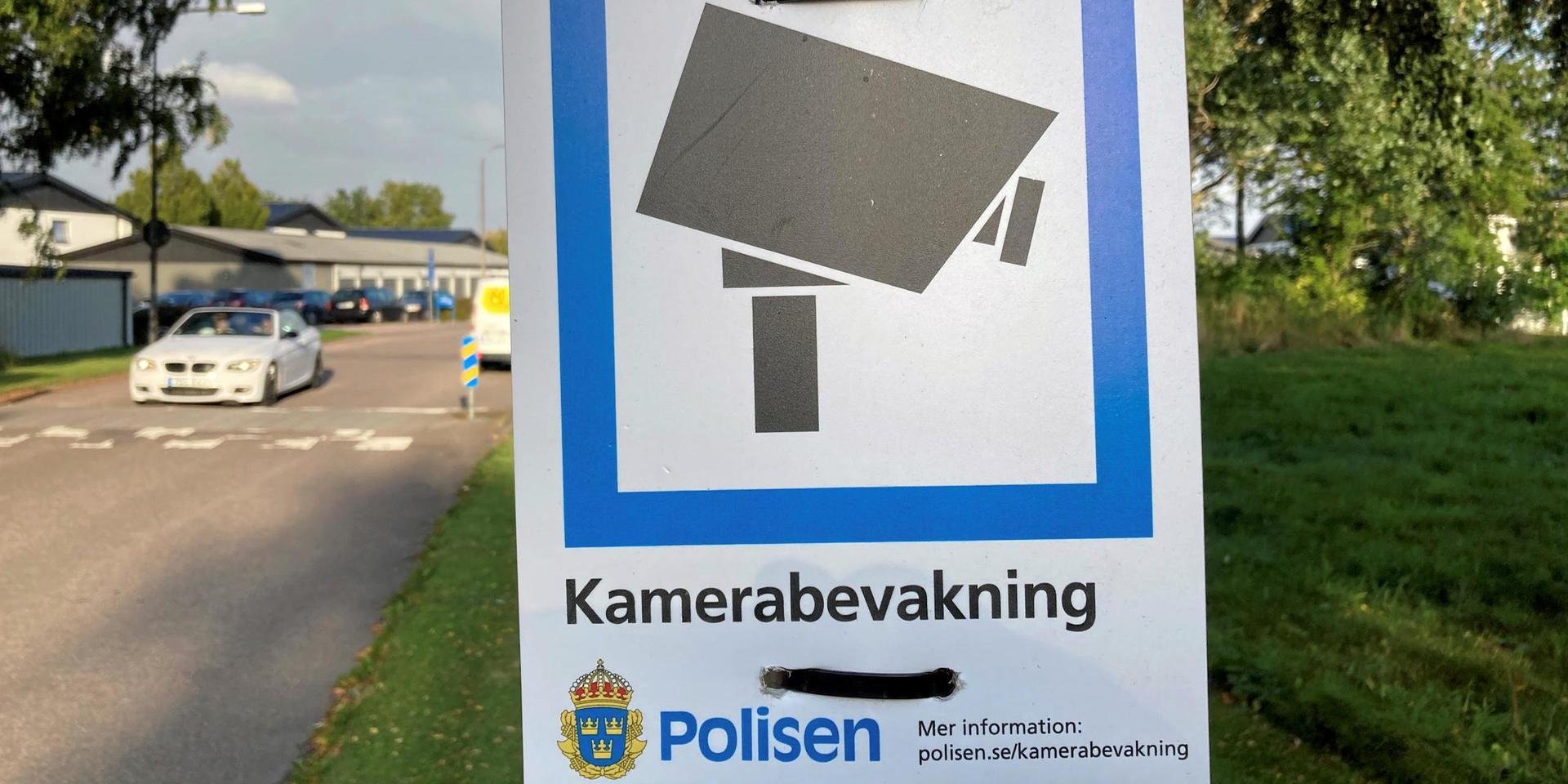 Polisens skyltar från sommarens tillfälliga kameraövervakning på Vallås sitter kvar – och enligt Krister Adolfsson är det medvetet.