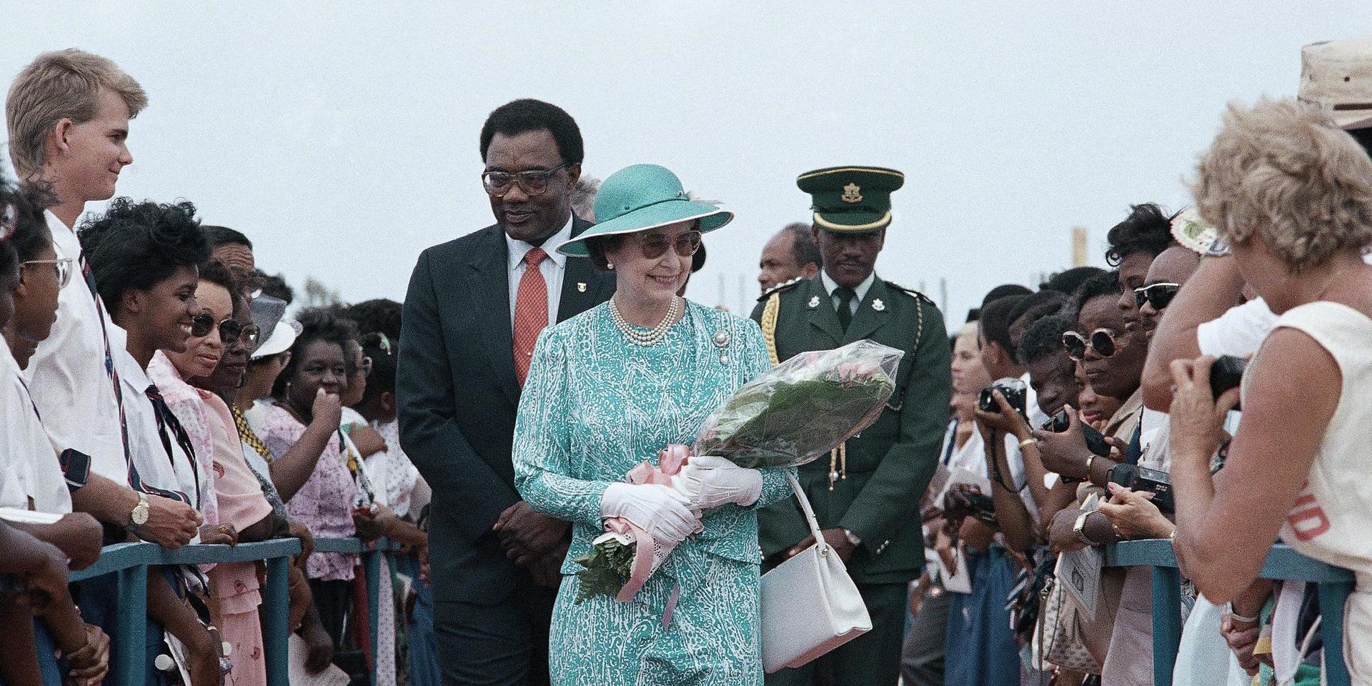 Elizabeth II under ett sällsynt besök i Barbados 1989. Nu kan hon förlora sin titel som öns drottning när den karibiska nationen vill bli republik. Arkivbild.