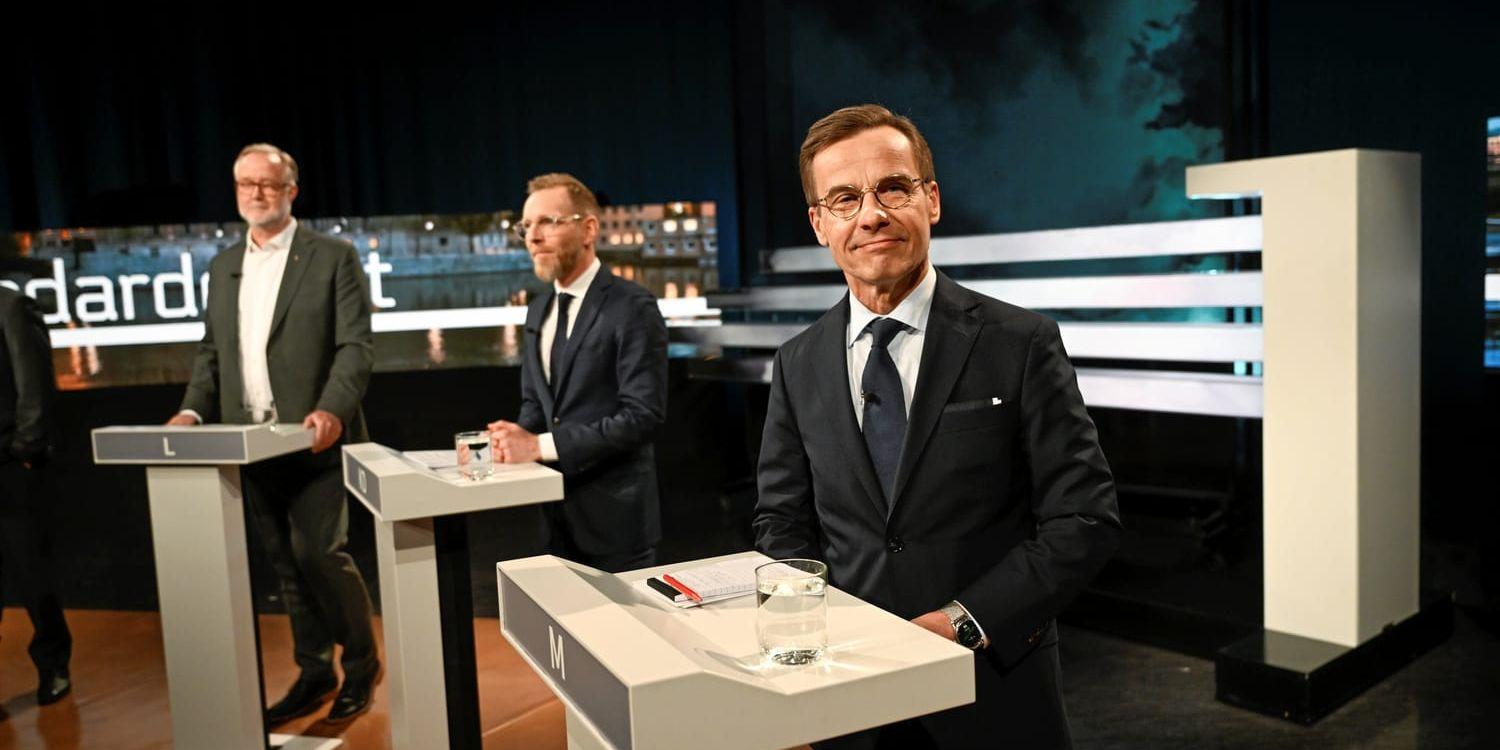 Liberalernas partiledare Johan Pehrson, socialminister Jacob Forssmed (KD) och statsminister Ulf Kristersson (M) redo i studion inför partiledardebatten i Agenda i SVT.