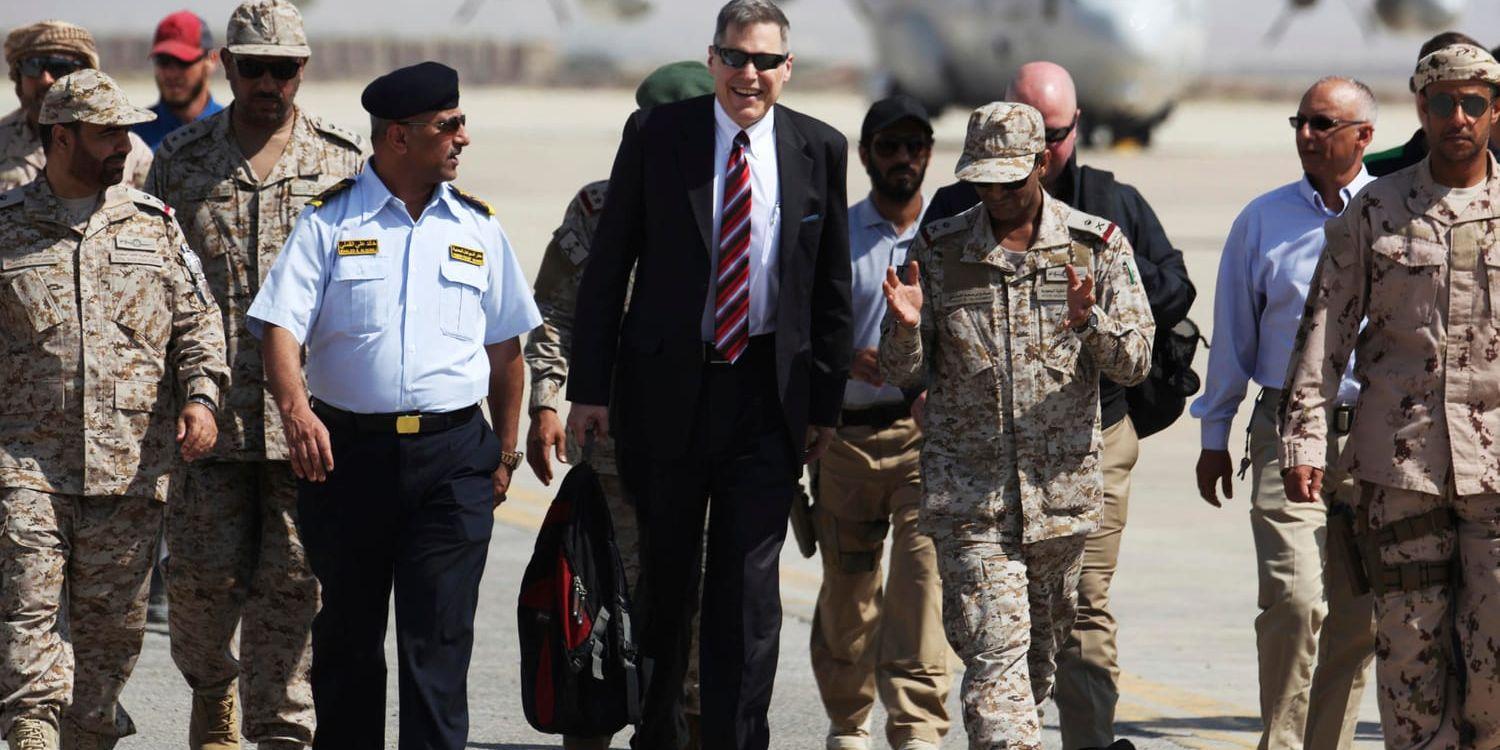 De diplomatiska ansträngningarna är i full gång inför planerade fredssamtal om det grymma kriget i Jemen. Här anländer USA:s ambassadör Matthew Tueller till ett möte i Mukalla i Jemen häromdagen.