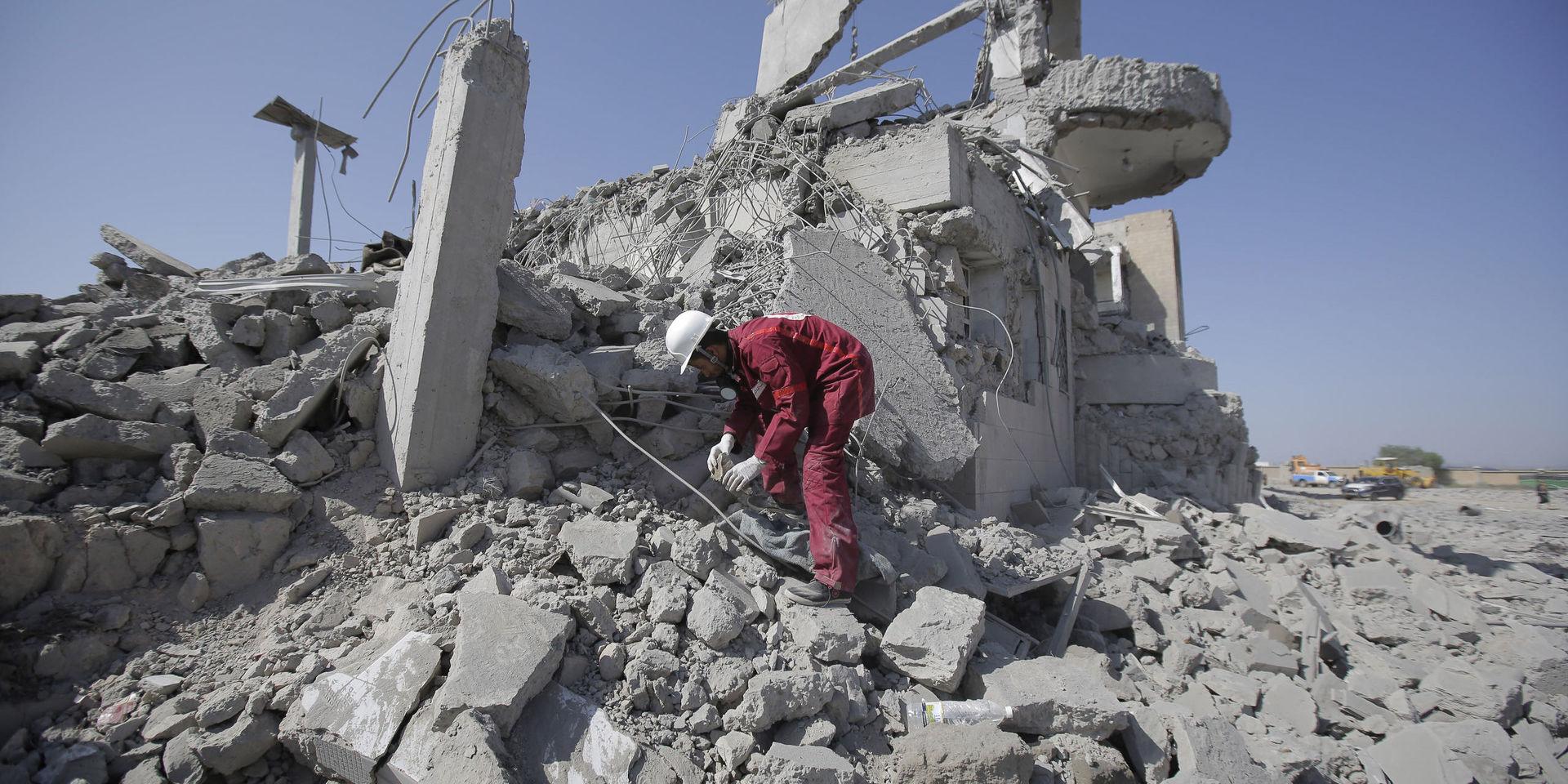 En räddningsarbetare letar överlevande i ruinerna efter en saudisk-ledd flygbombning i Jemen. Arkivbild.