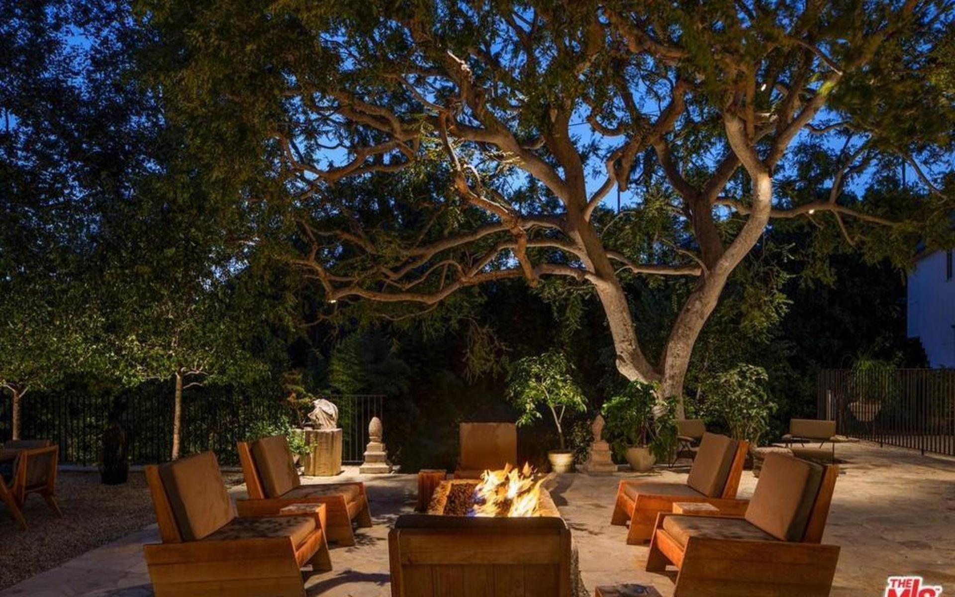 Programledaren Ellen DeGeneres lade ut sitt hus i Beverly Hills till försäljning under året. Ett hus köpt av Adam Levine i Maroon 5. Huset är på 1 000 kvadratmeter.