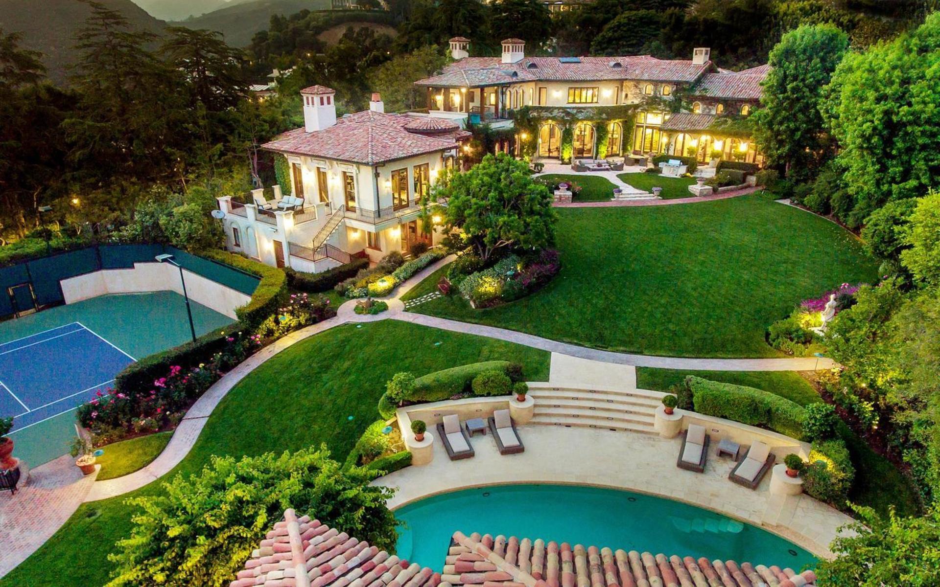 Boxningslegendaren Sugar Ray Leonard är en av världens rikaste boxare. Han säljer nu sitt hem i Pacific Palisades som är på 1 550 kvadratmeter.