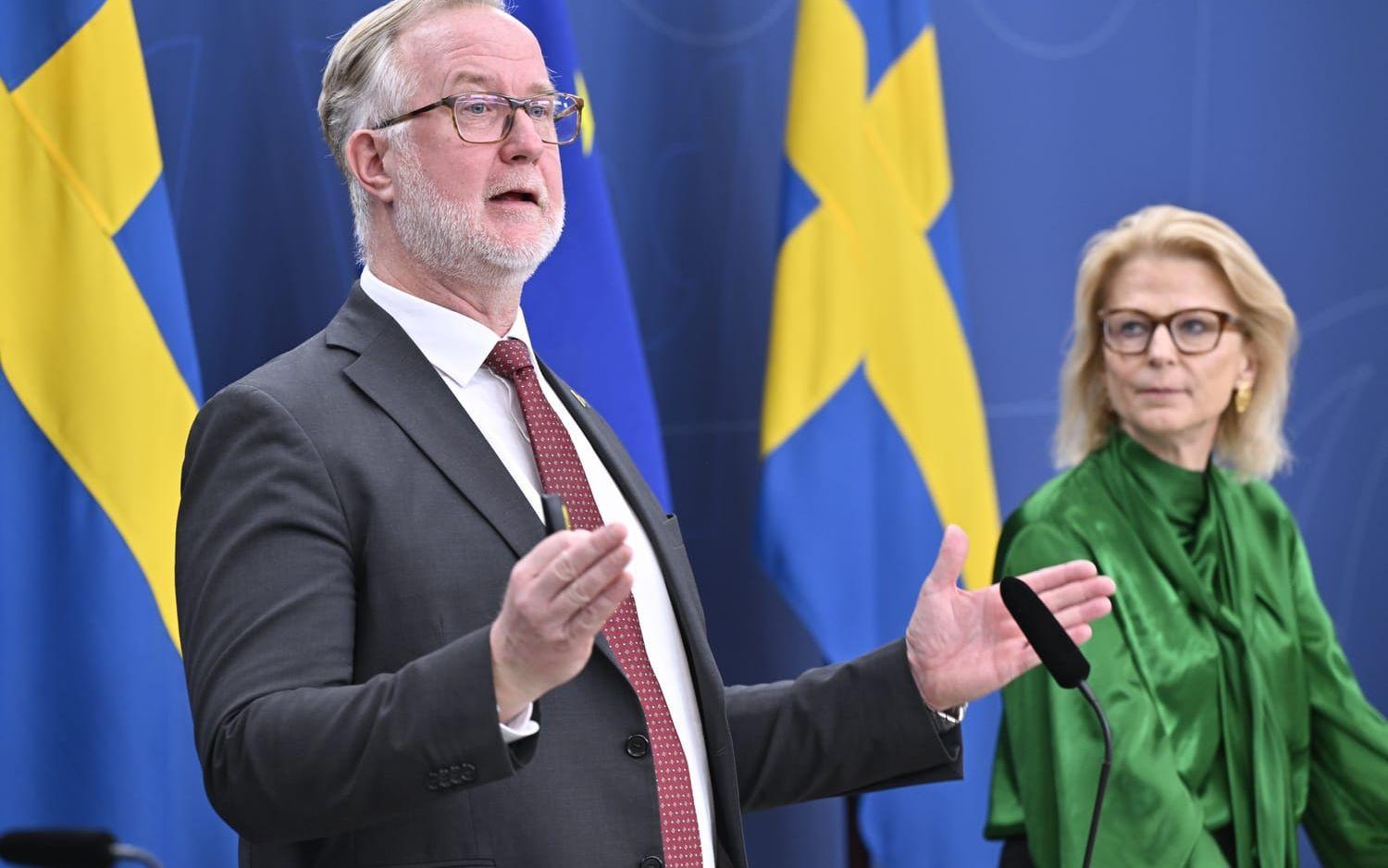 Arbetsmarknadsminister Johan Pehrson (L) och finansminister Elisabeth Svantesson (M) under pressträffen där reformering av arbetslöshetsförsäkringen presenteras.