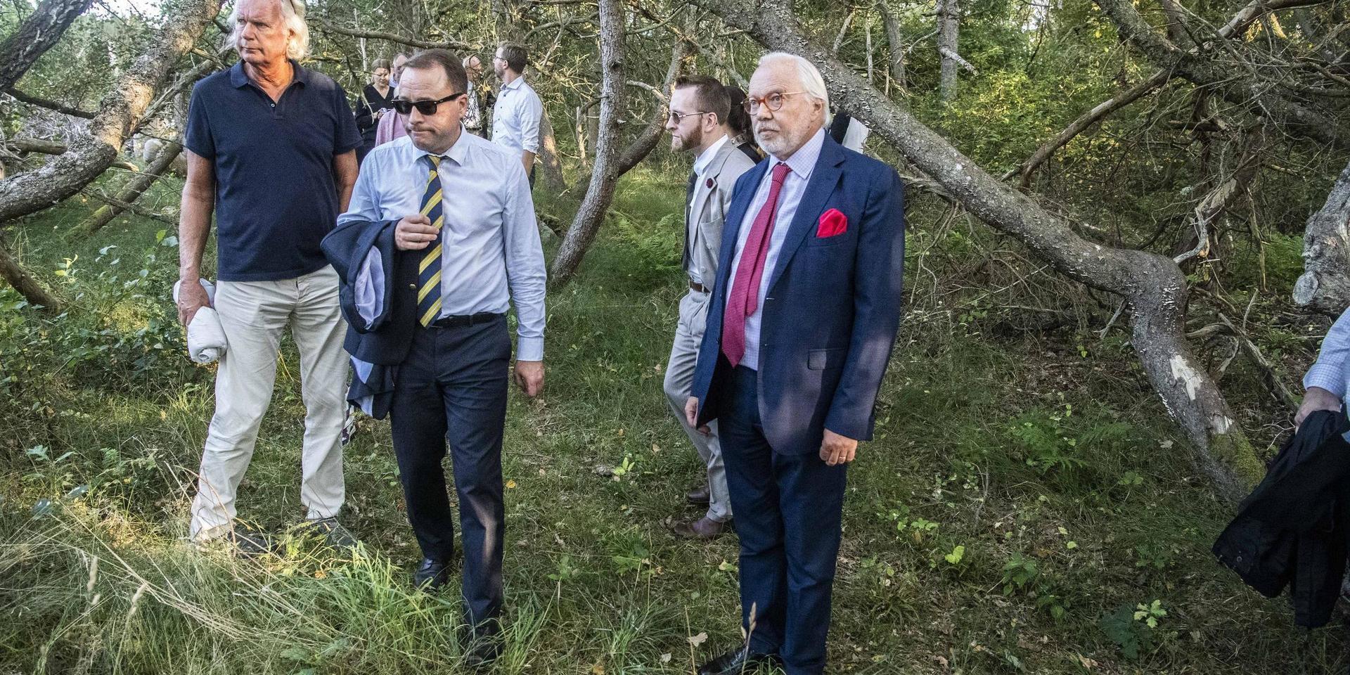 Skogsmästare avråder från hämnd emot mångmiljonären Jan Widikson, som dömts för att ha avverkat skog nära Per Gessles hotell i Tylösand. 