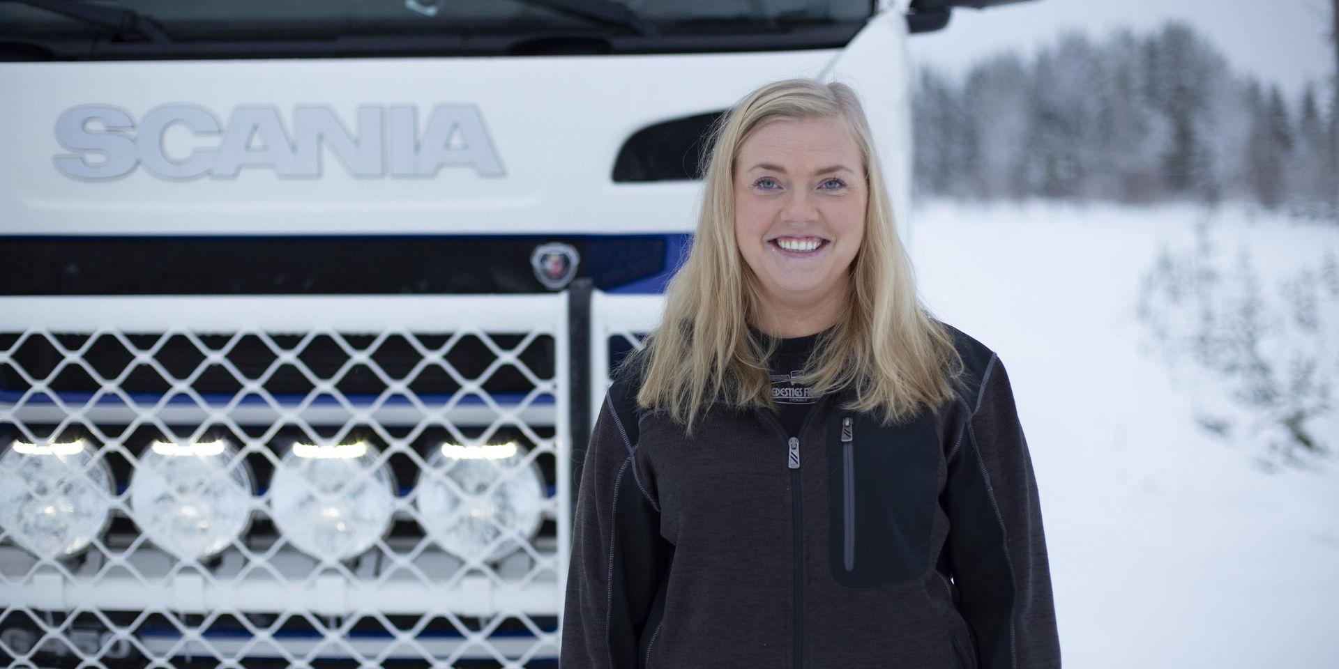 Angelica Larsson från Gävle kör styckegods i en lastbil på 64 ton. Pressbild.