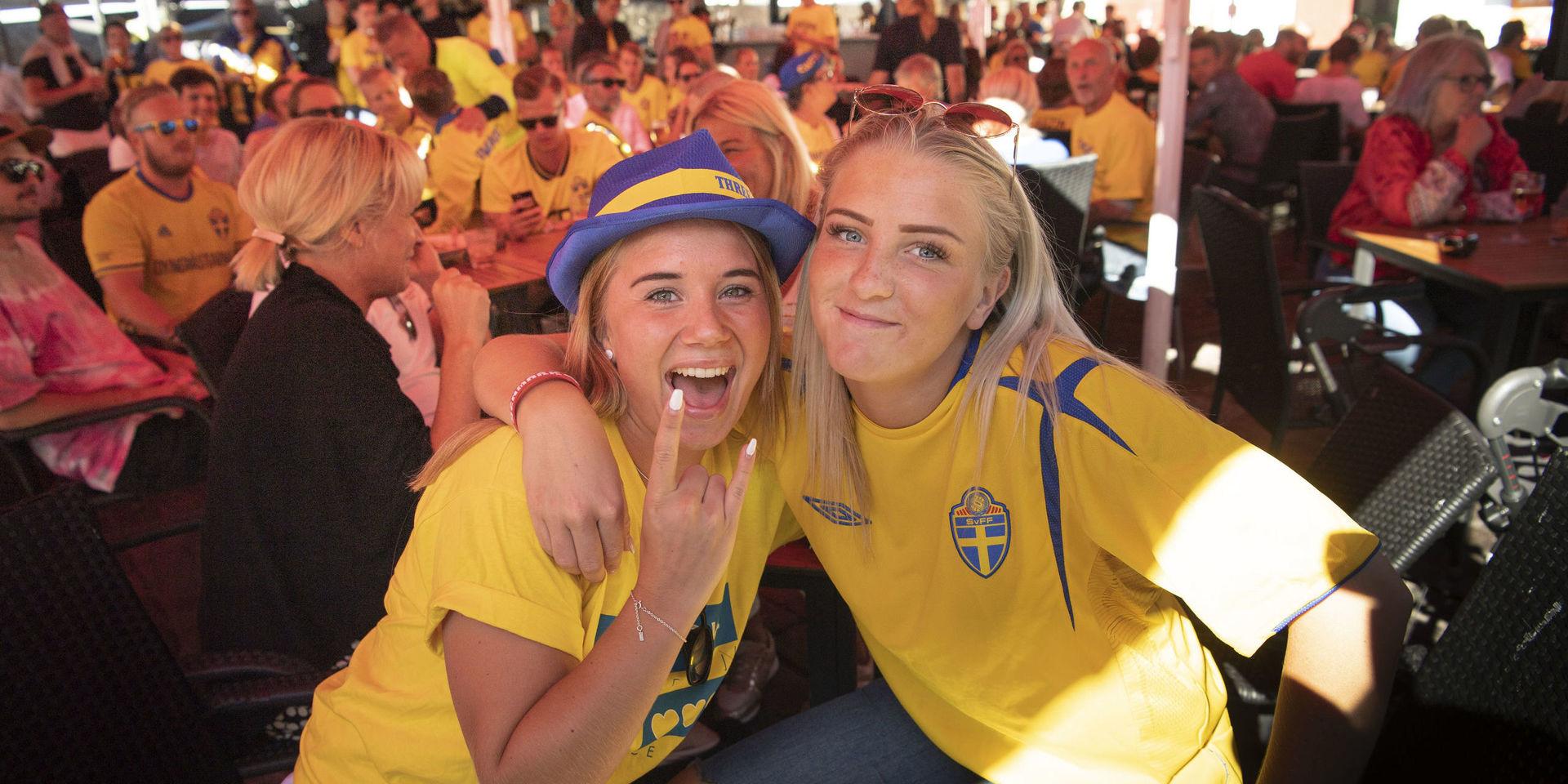 Halmstadborna Nelli Evald och Ellie Nielsen tror på vinst för Sverige i kvällens match. 