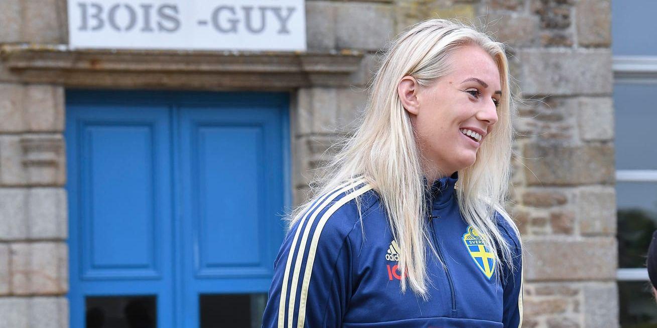 En glad men trött Stina Blackstenius mötte pressen vid Sveriges hotell i Parigné utanför Rennes dagen efter 2–1-segern i kvartsfinalen mot Tyskland i fotbolls-VM.
