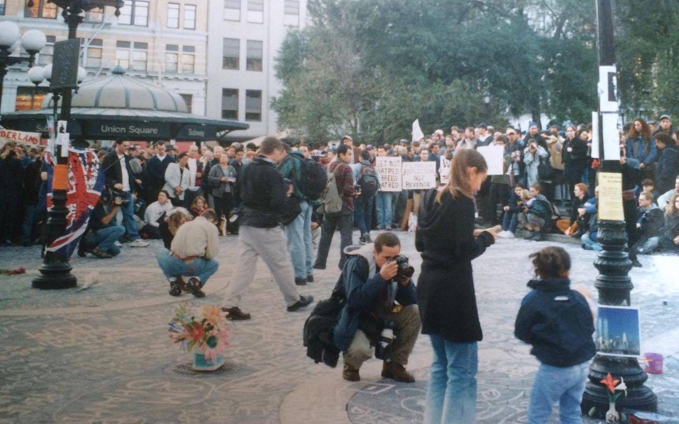 Union Square, där människor lämnat foton, skrivit meddelanden och kommit för att dela alla känslor med andra. Foto: Privat