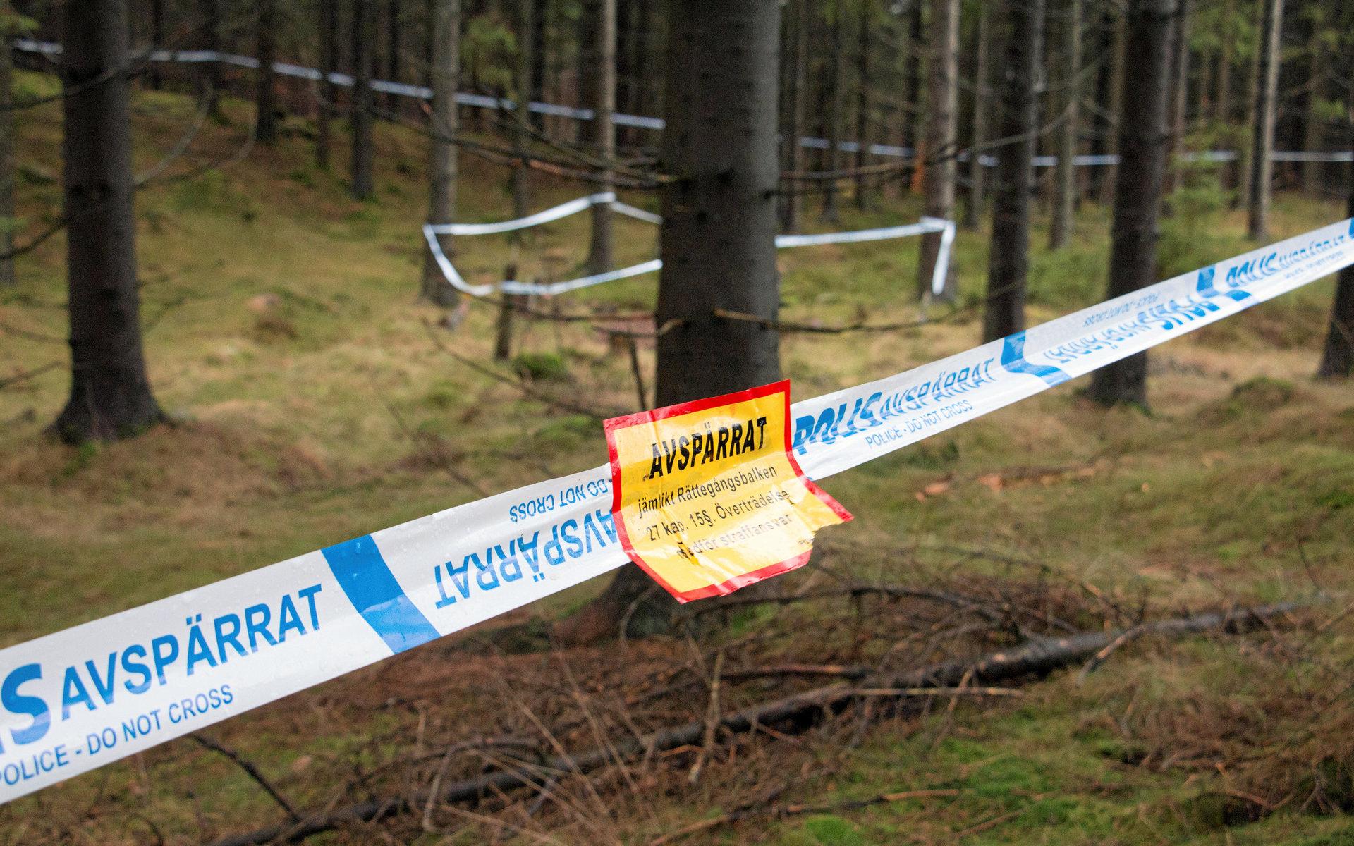 Skogspartiet ligger i den absolut sydligaste delen av Halland. Här har polisen gjort dubbla avspärrningar runt den plats där kroppsdelar hittades av en skogsvandrare. Hur länge kvarlevorna hade legat där vill polisen inte spekulera i.