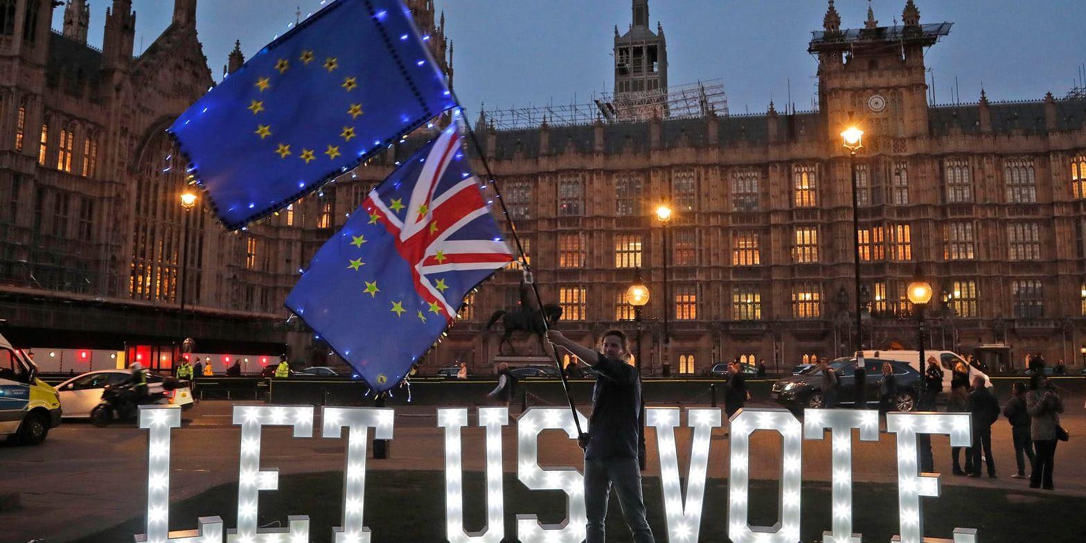 "Låt oss rösta" står det på stora skyltar utanför Westministerpalatset i London inför omröstningen på onsdagen, där ledamöterna sedermera inte lyckades enas.