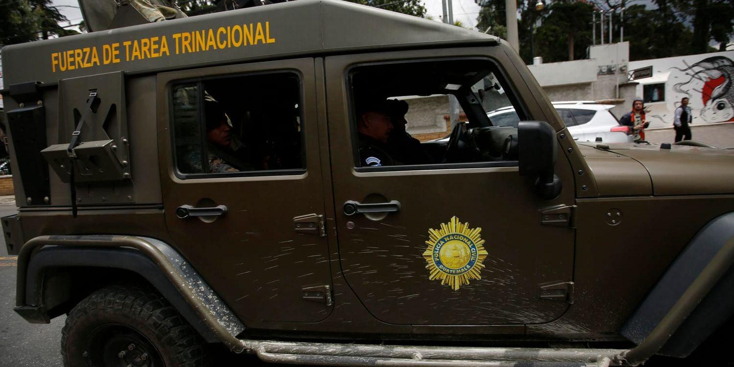 Ett militärfordon framför FN-kommittén Cicigs kontor i Guatemala city. Cicig, som arbetar mot korruption, får inte förnyat mandat i landet.