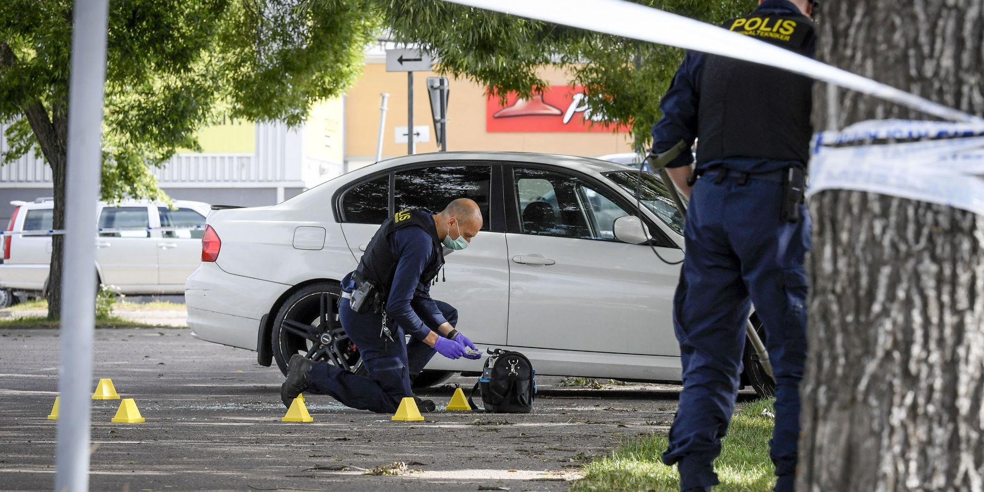 En person blev ihjälskjuten vid köpcentrumet Kupolen i Borlänge. Området spärrades av och undersöktes av polis.