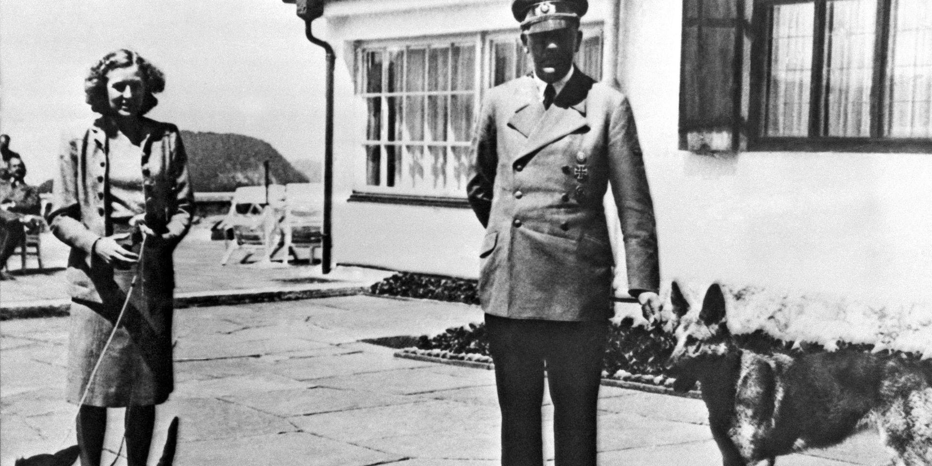 Adolf Hitler och hans Eva Braun på ett odaterat foto från Berghof.