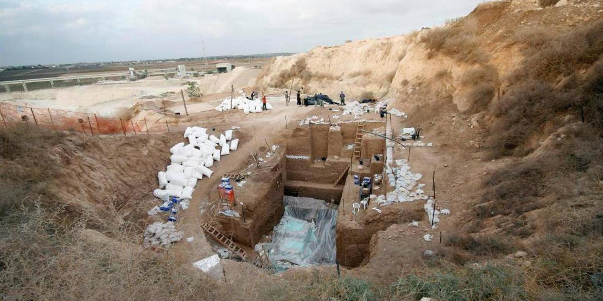 Utgrävningar vid ett stenbrott i nära Ramla, sydost om Tel Aviv, där israeliska forskare har hittat rester av en ny människoart.
