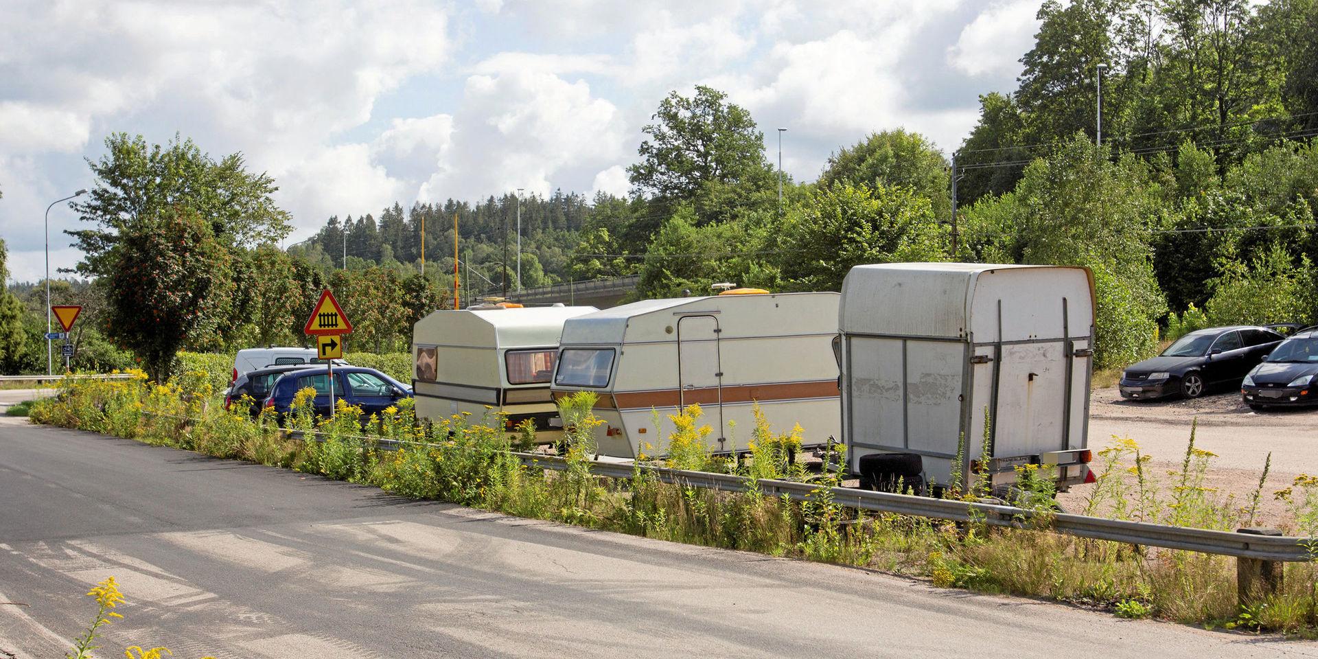 Kommunen fick förra sommaren klagomål på att folk campade samt kissade och bajsade vid återvinningsstationen i Knäred.