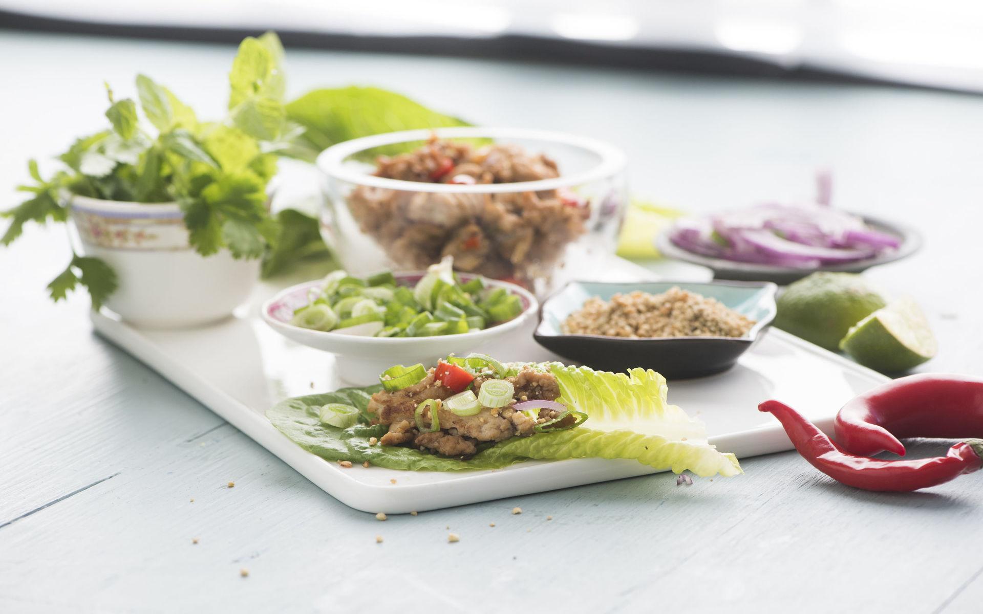  Larb är en thailändsk sallad bestående av färs, örter och massor av goda smaker. Äts helst i salladsblad.