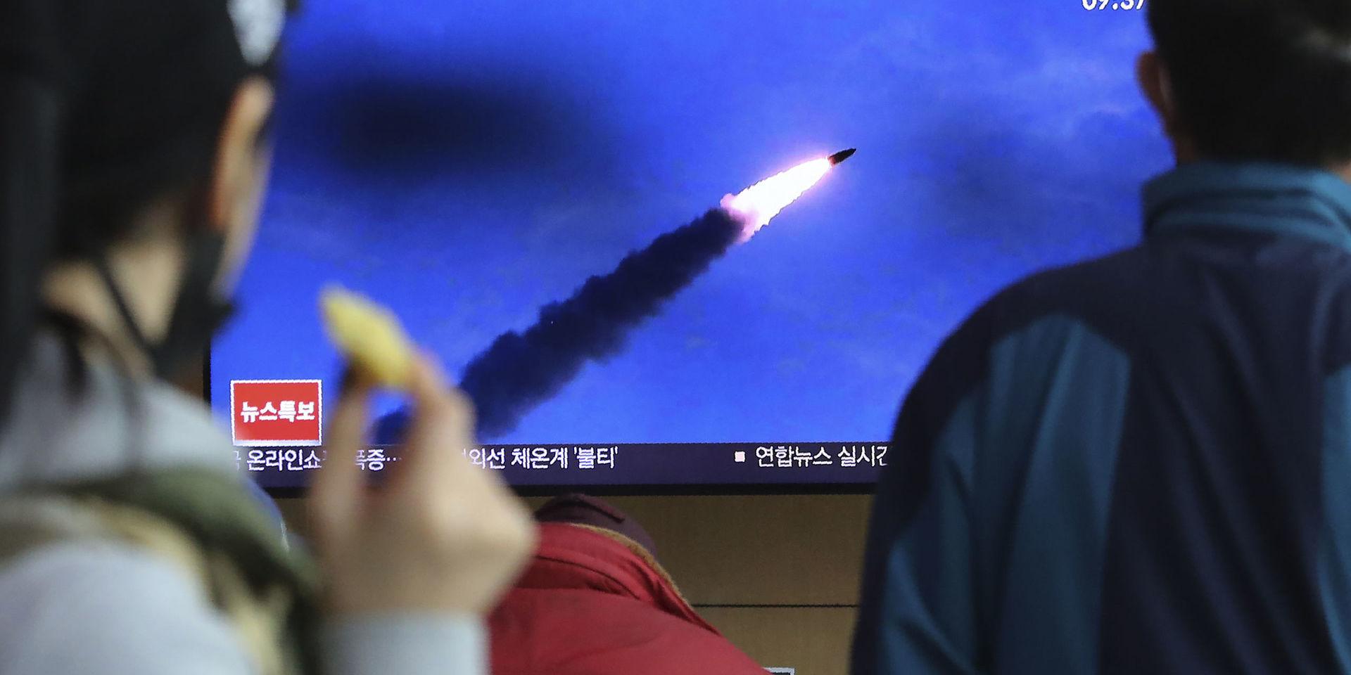 Sydkoreaner följer en nyhetssändning den 21 mars då Nordkorea avfyrade ballistiska kortdistansrobotar. Arkivbild.