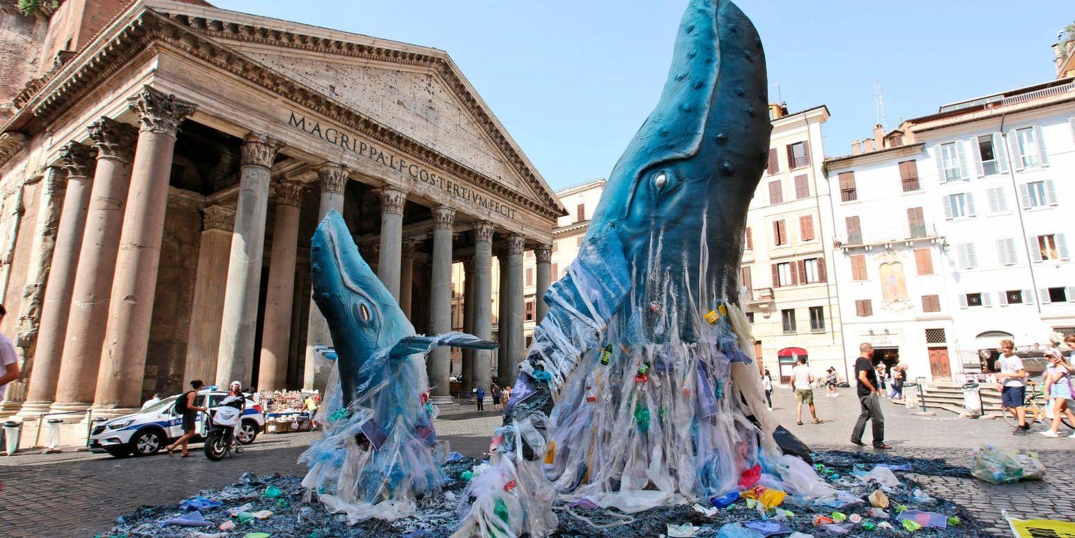 Två valar stiger upp ur ett hav av plast under en manifestation i protest mot nedskräpningen i Medelhavet i Rom. Arkivbild.