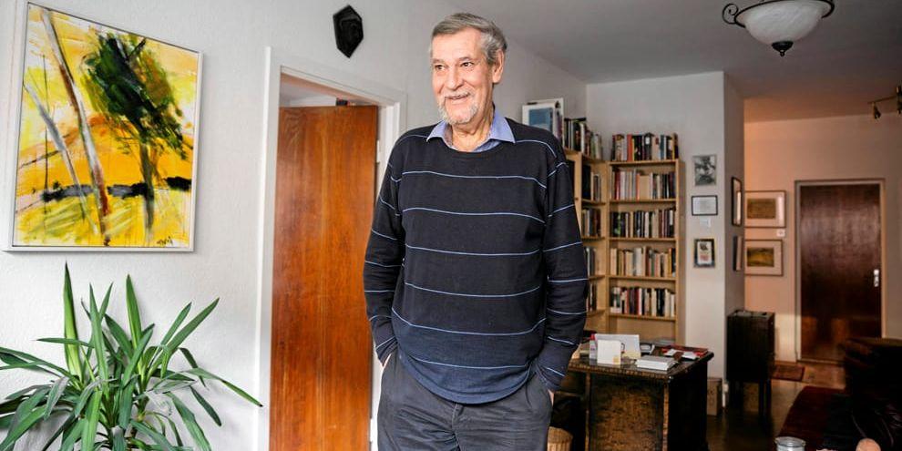 Livsgnistan kvar. ”Jag känner mig fortfarande som en pojkvasker men måste motvilligt medge att jag nu går in i gubbåldern”, säger författaren Jan Mårtenson om det faktum att han nu fyller 70 år.