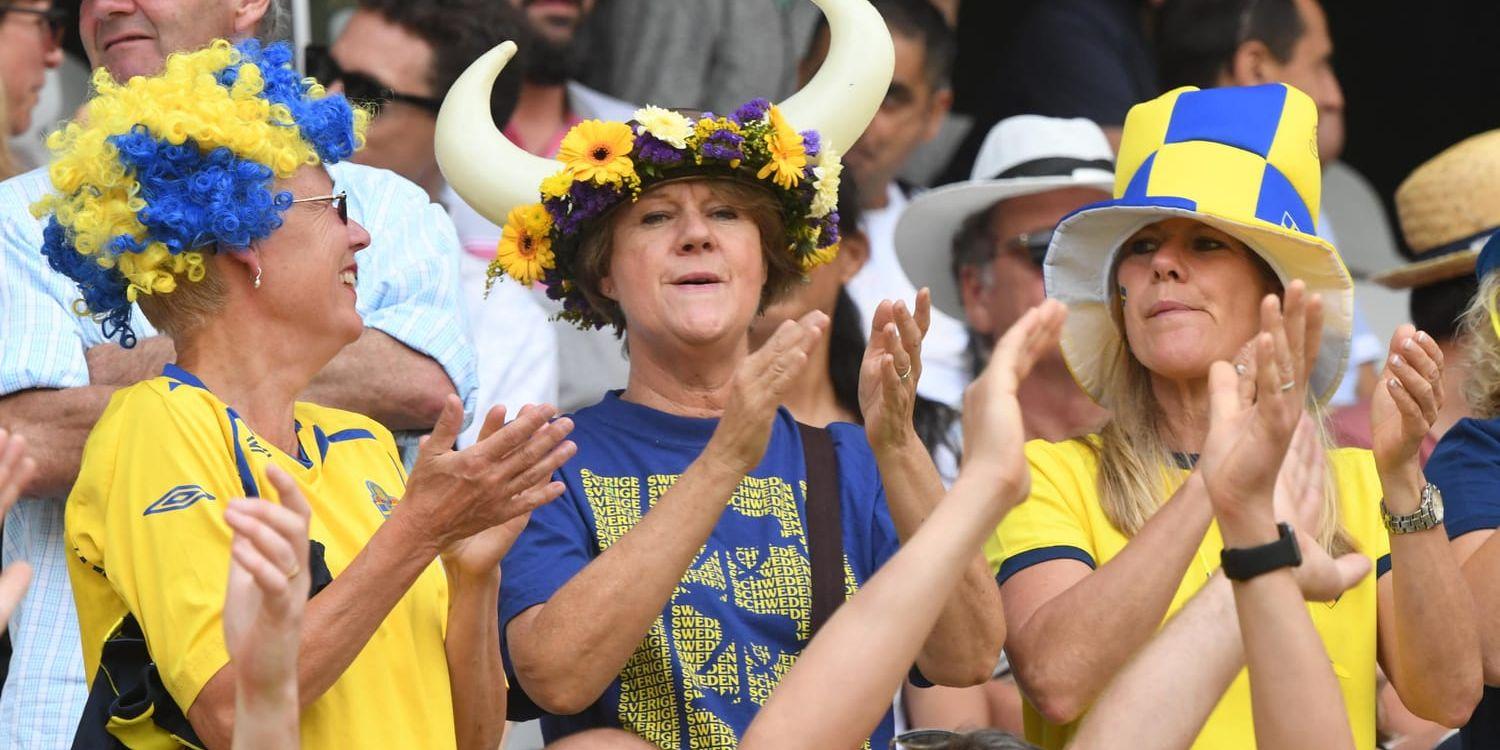 Svenska fans under Sveriges gruppspelsmatch mot Thailand på Allianz Riviera i Nice.