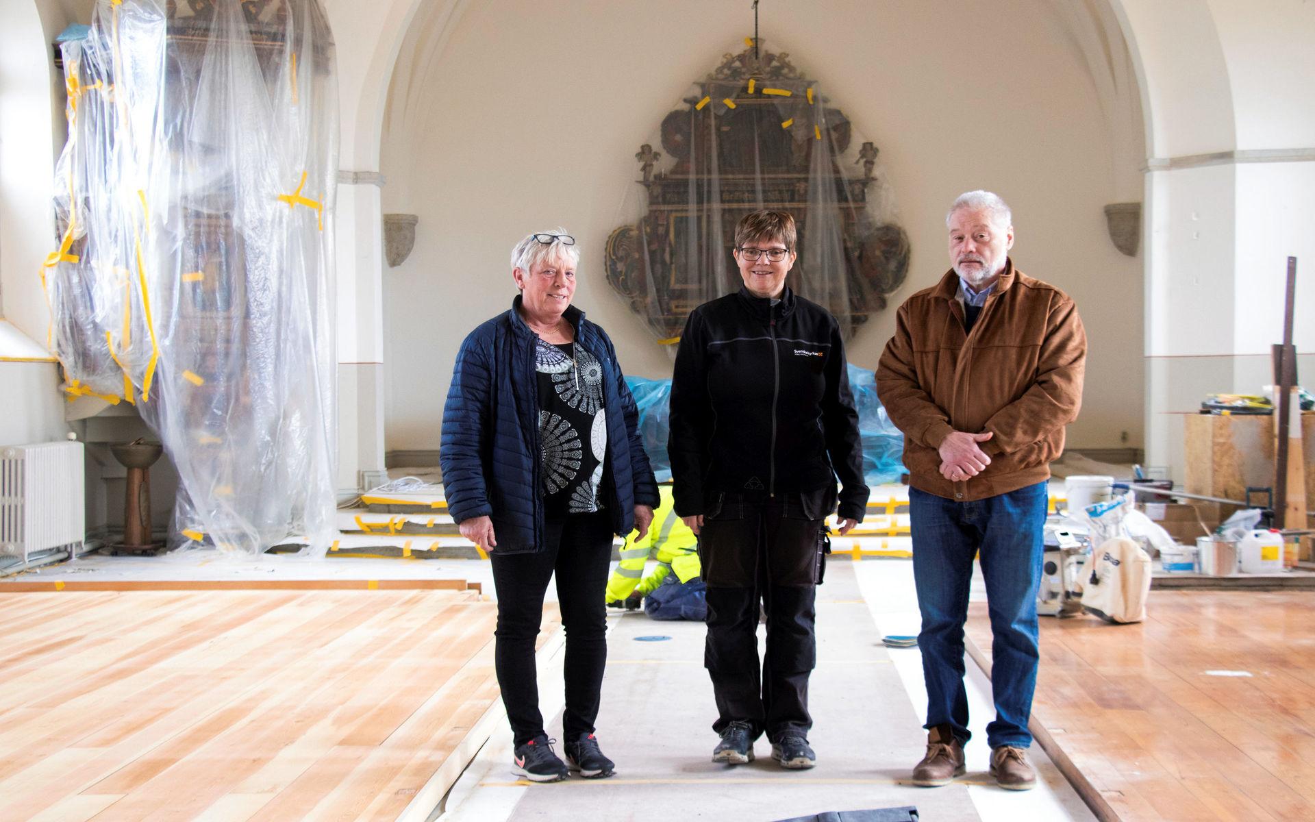 Fastighets- och kyrkogårdschef Maria Mårtensson, vaktmästare Inger Carlsson och kyrkoherde Anders Vickman följer arbetet med Tjärby kyrka. 