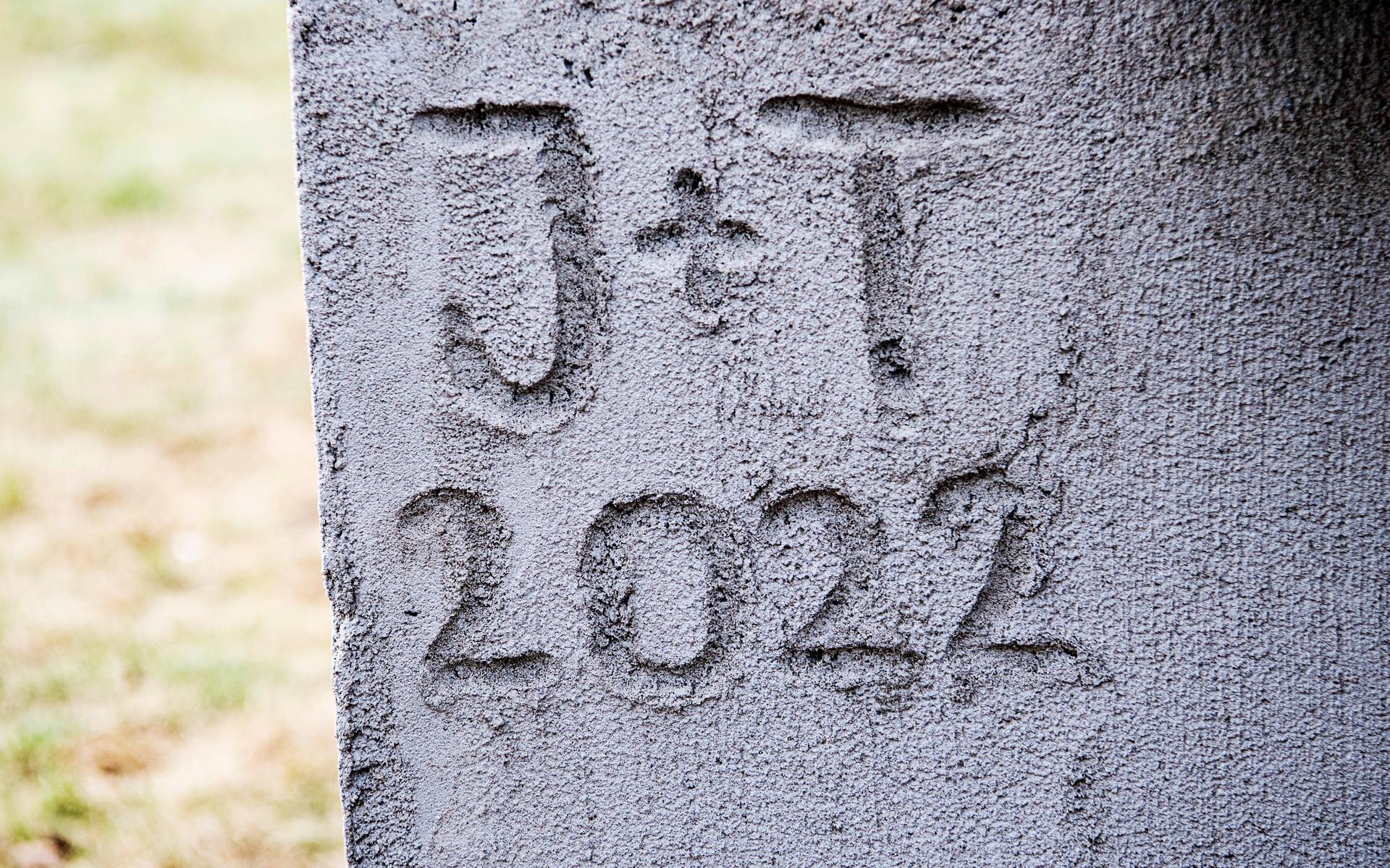 ”J + T 2022”. När man har ett hus med historia får man inte glömma att det som sker  i dag är historia om några år. Så ingen ska glömma att Julia och Tom byggde sitt växthus 2022. 