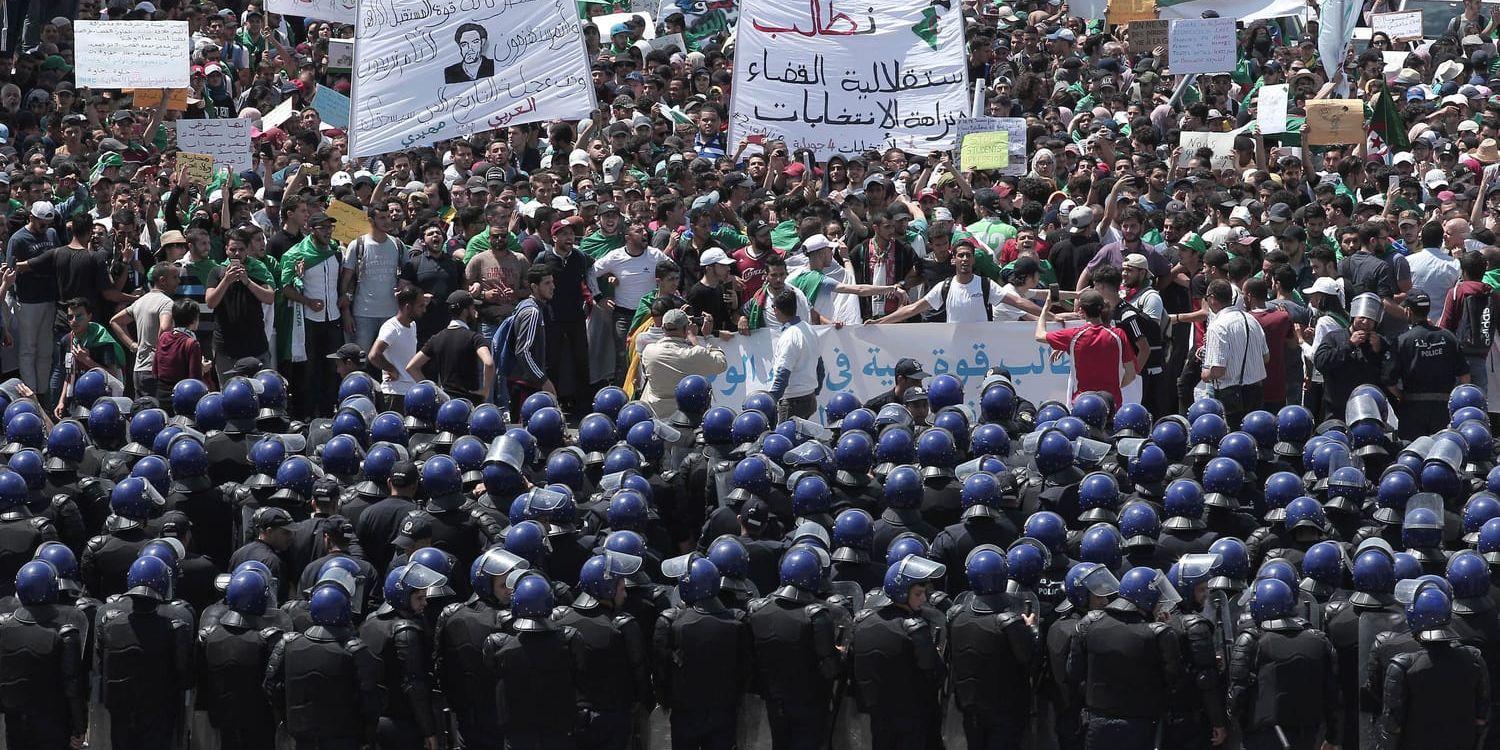 Protesterna i Algeriet har fortsatt även efter president Abdelaziz Bouteflikas avgång. Här en bild från en demonstration i huvudstaden Alger den 28 maj.