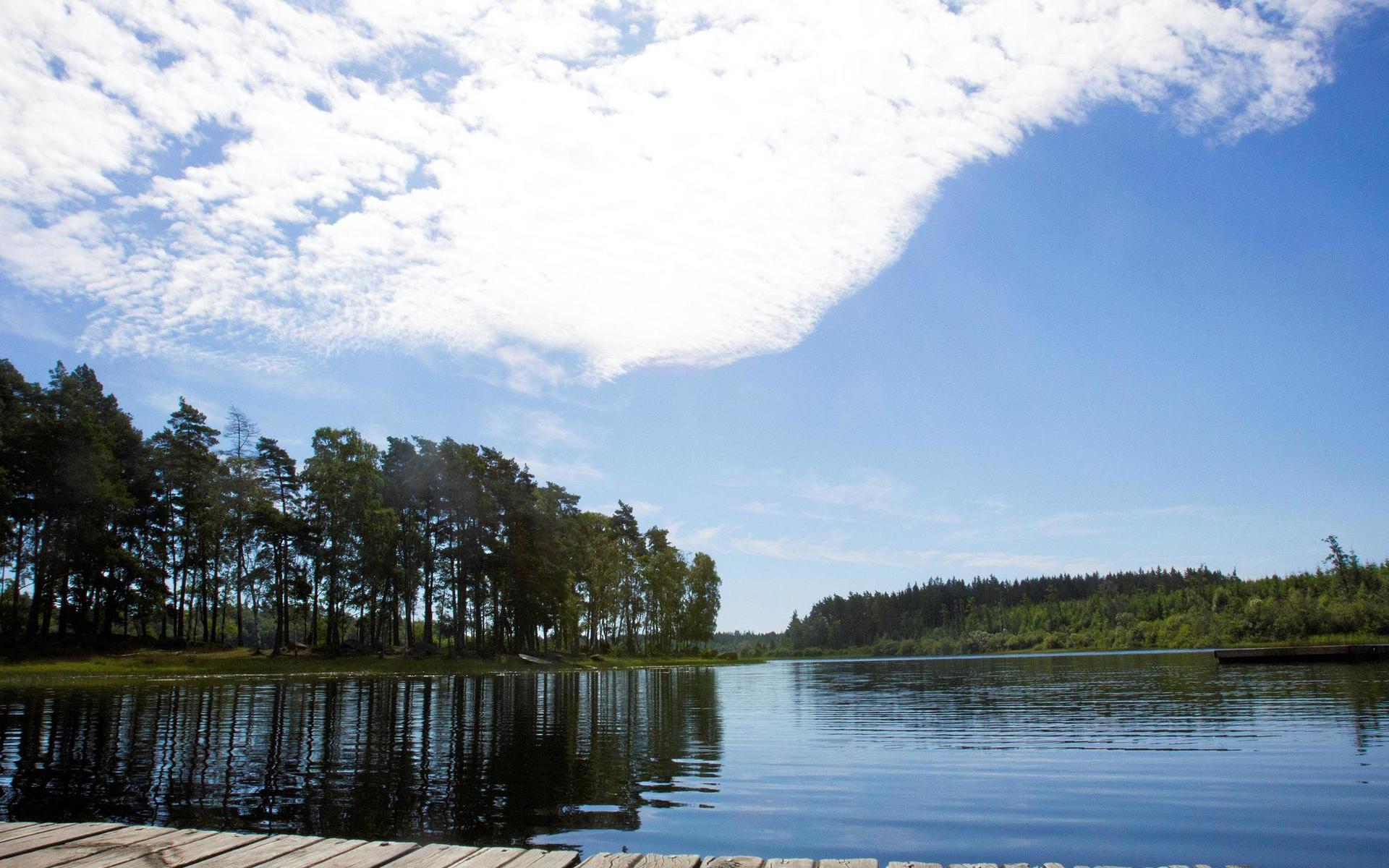 Ska ni bada i helgen? Laholms kommun erbjuder många badpärlor utan saltstänk, såsom Store Sjö som ligger vid Norra Össjö på vägen mellan Hishult och Markaryd.