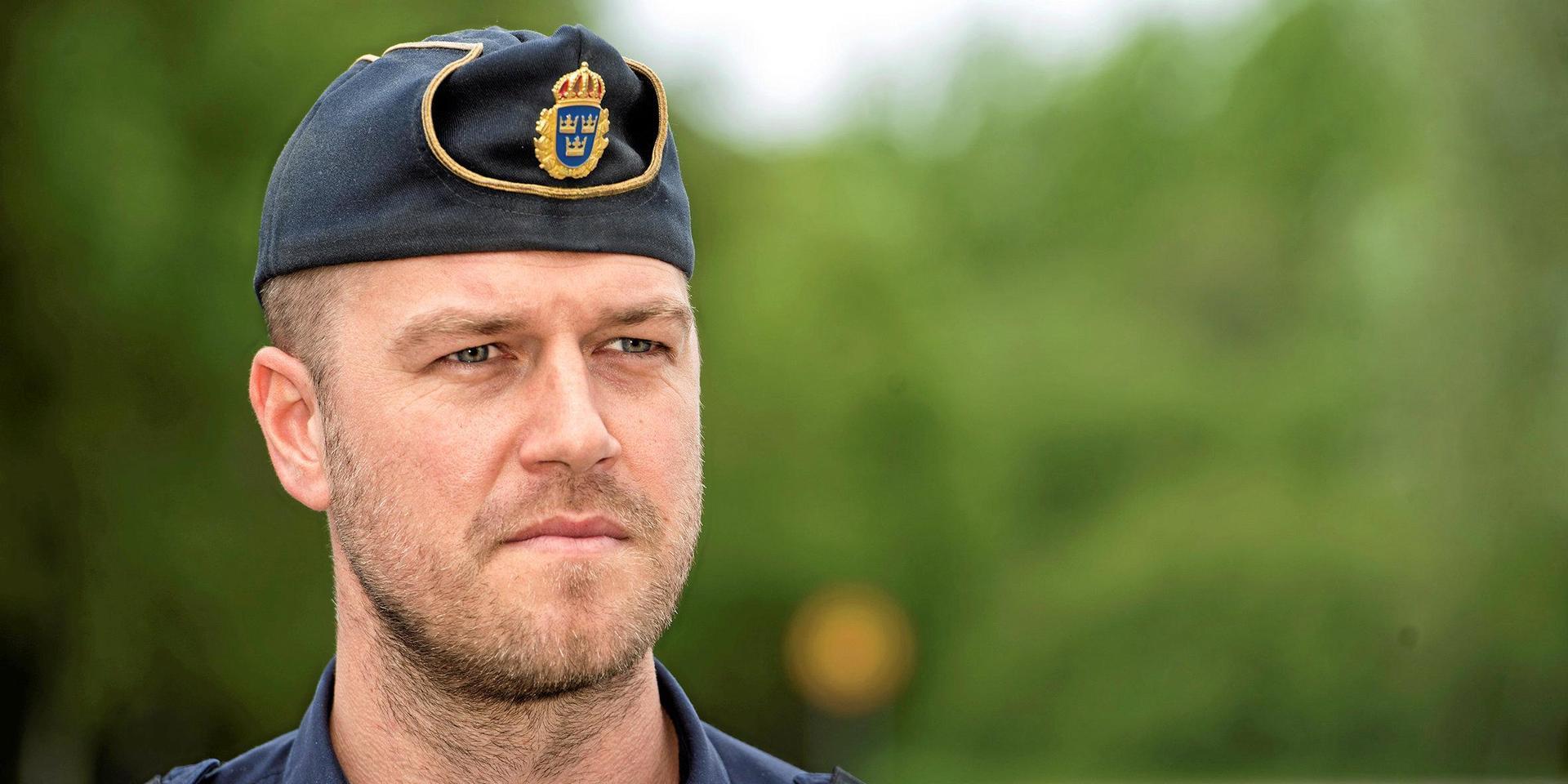 Anders Persson på polisen i Falkenberg har skrivit om att lämna dödsbud.
