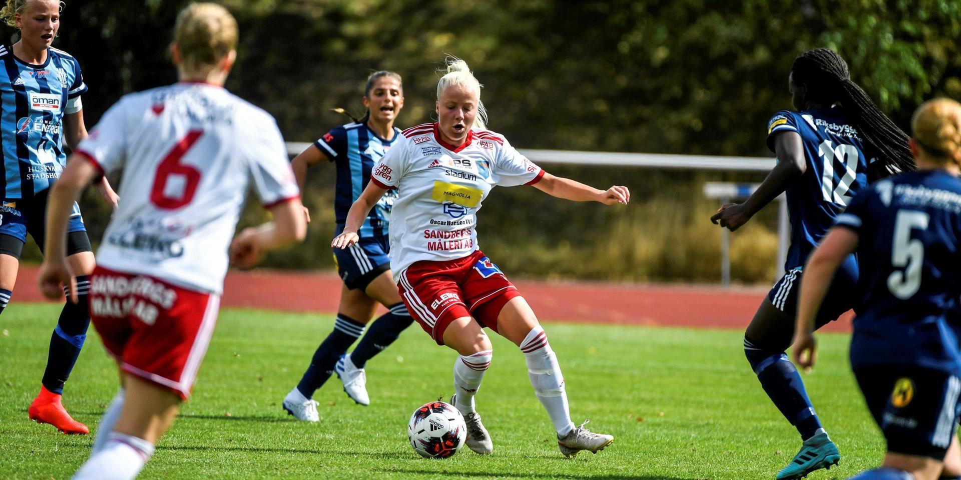 Halmia, som i fjol slogs i toppen av division 1, inleder ett nytt samarbete med division 3-klubben Snöstorp Nyhem på dam- och flicksidan.