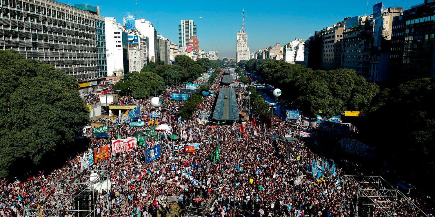 En demonstration i Argentinas huvudstad Buenos Aires i maj mot att regeringen bett IMF om finansiell hjälp. Arkivbild.