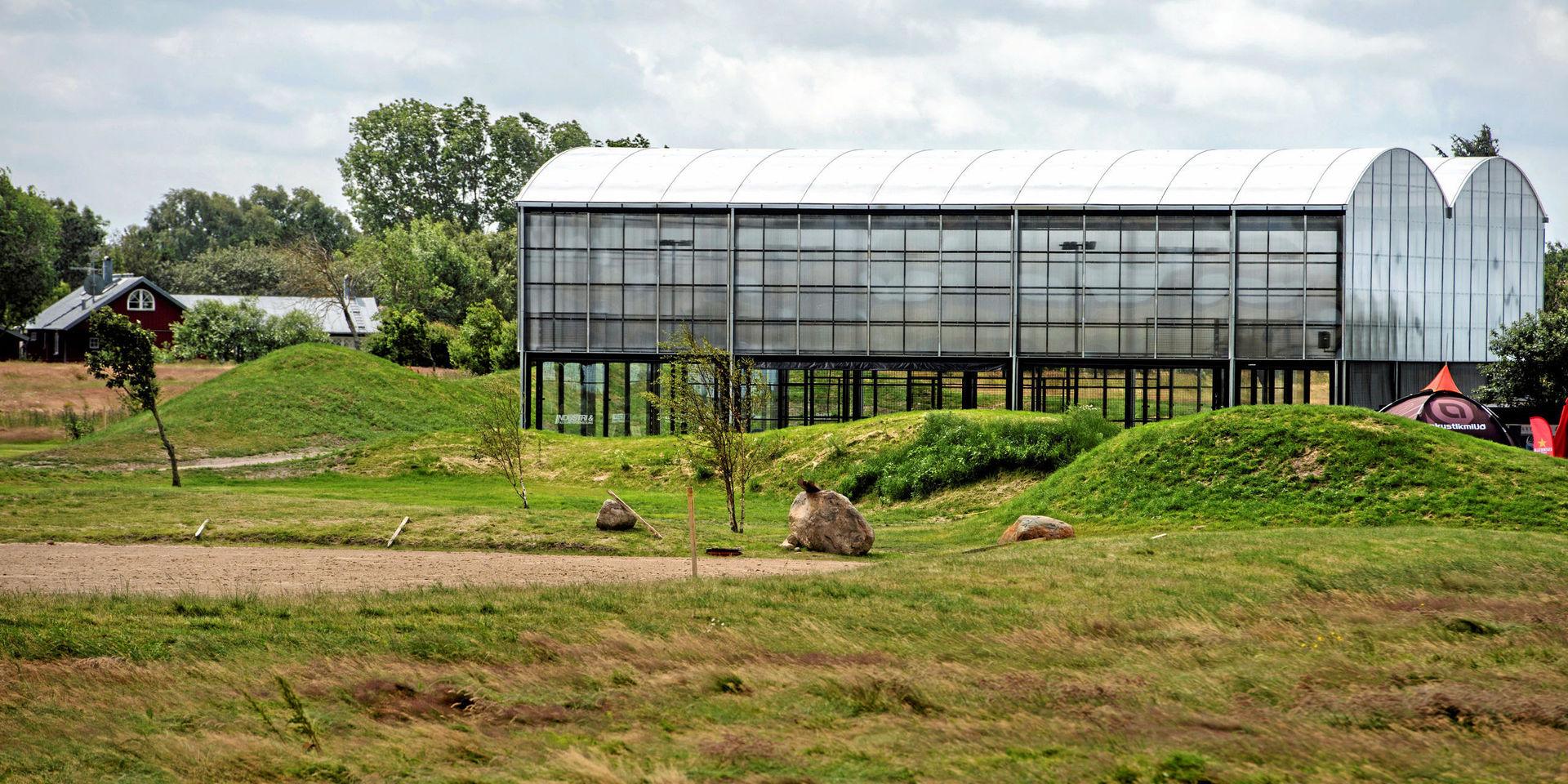 Den nybyggda padelhallen – ett svartbygge i Vilshärad.