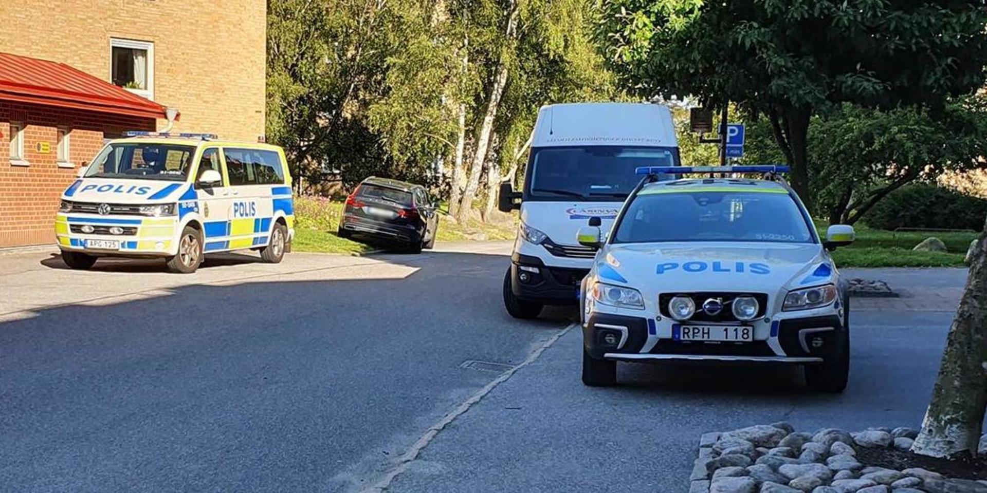 I går slog polisen till mot flera adresser i Göteborg på jakt efter den förrymde mördaren, bland annat en adress i Högsbo.