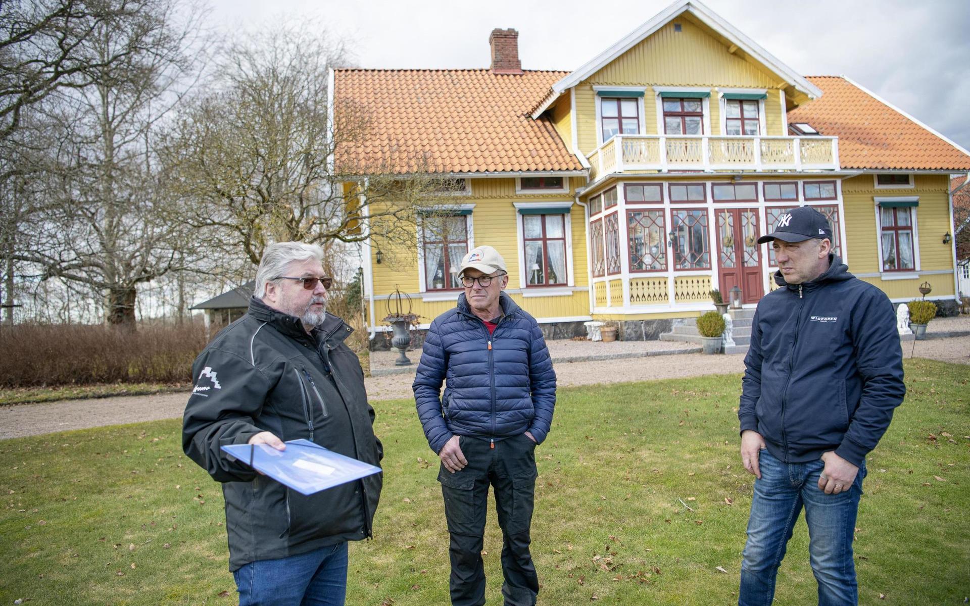 ”En död hand över området”. Grannarna Kennet Svensson, Nils-Arne Gustafsson och Dan Widegren är kritiska till att Halmstads kommun håller fast vid järnvägsreservatet öster om Halmstad.