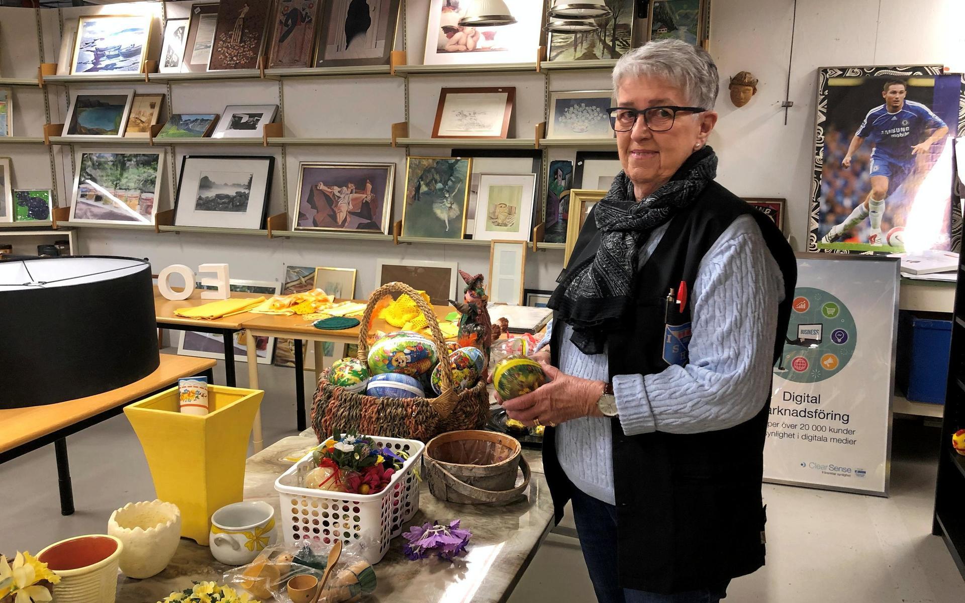 Ingrid Karlstrand jobbar på Halmias loppmarknad där påsken gjort entré. ”Men vi får tyvärr inte in lika mycket prylar till försäljning nu under pandemin som tidigare”, säger hon.