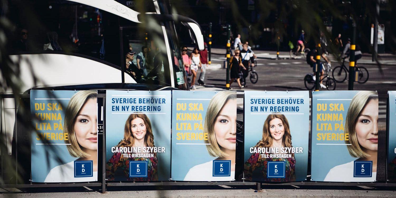 Kristdemokraternas valaffischer med bild på partiledaren Ebba Busch Thor och riksdagsledamoten Caroline Szyber. Arkivbild.