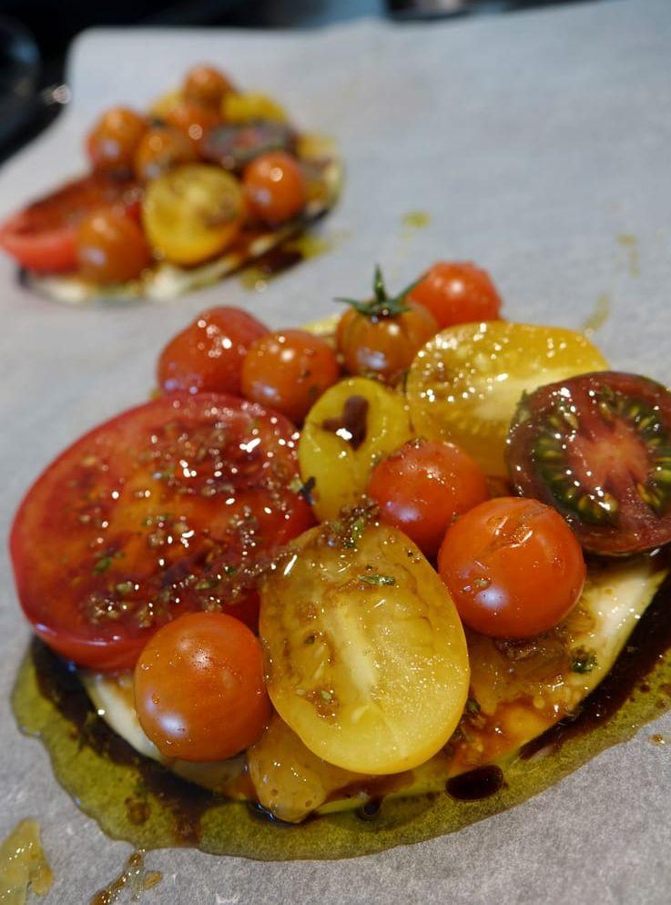 Mot ugnen! 30 minuter i ugnen förstärker alla smakerna i tomaterna. Galet gott ihop med burrata och prosciutto...