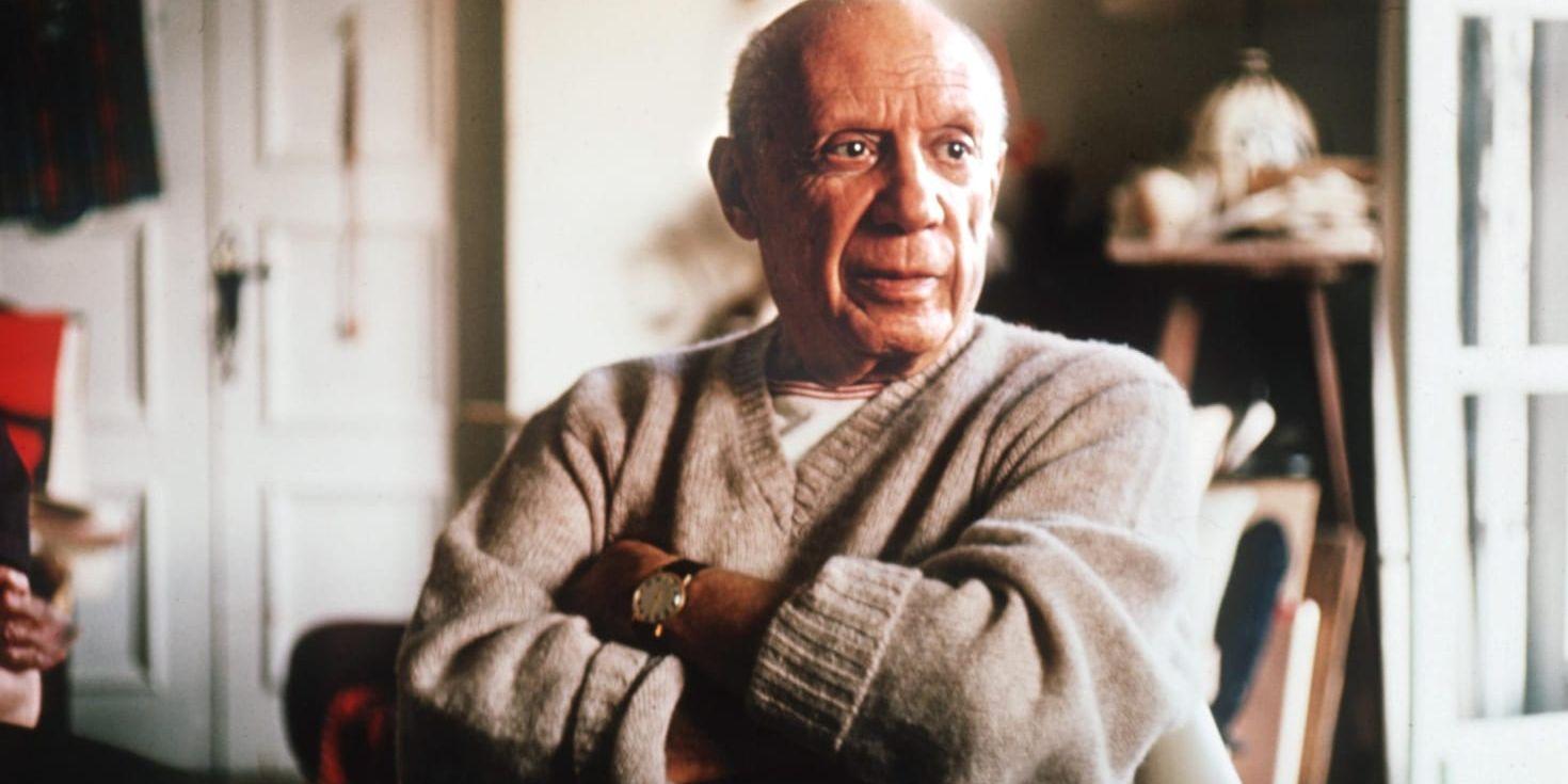 Konstnären Pablo Picasso valdes till en av sju finalister när BBC röstar fram 1900-talets största ikon.