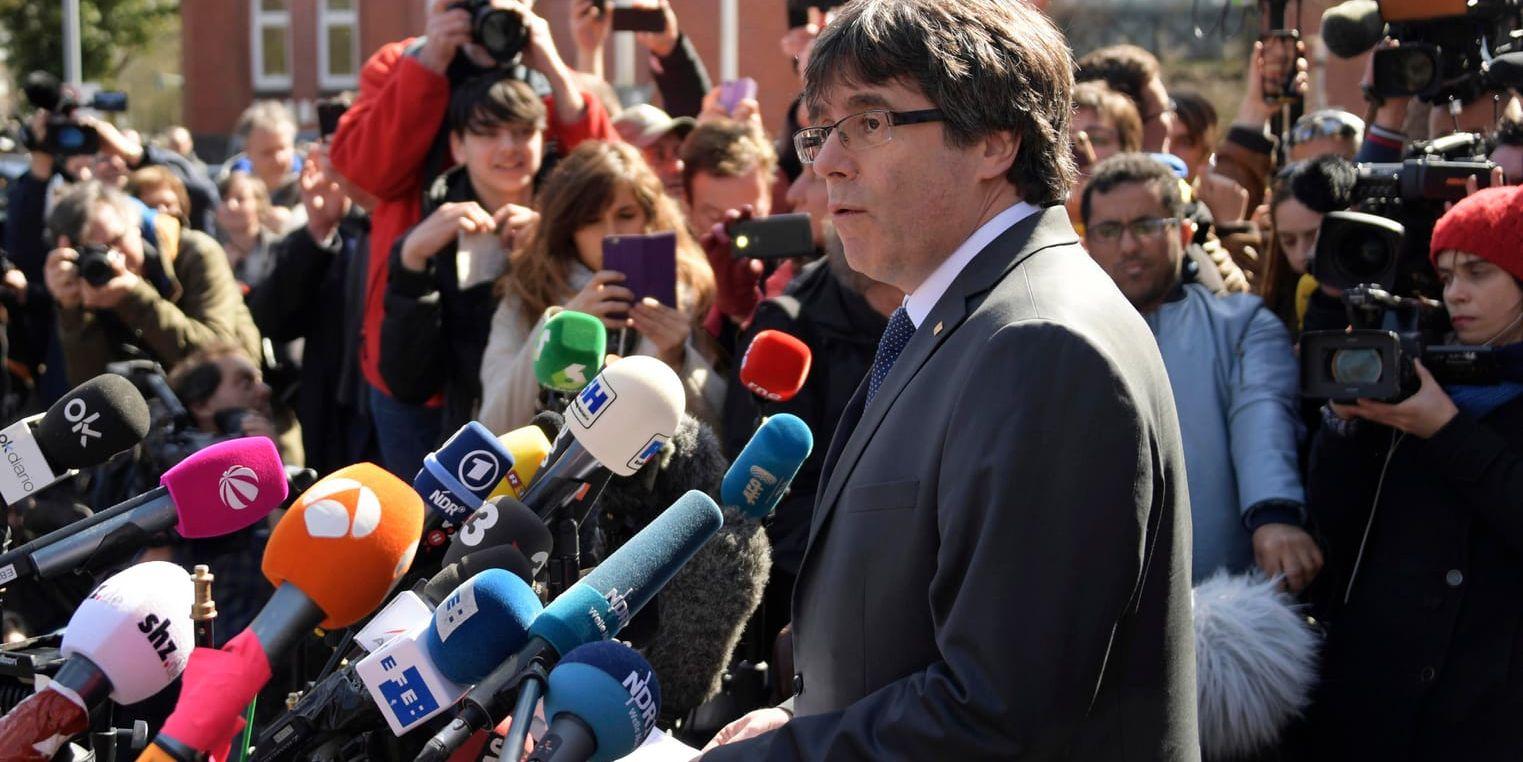 Den tidigare katalanske regionpresidenten Carles Puigdemont är fri mot borgen efter att ha suttit frihetsberövad i Tyskland sedan slutet av mars.