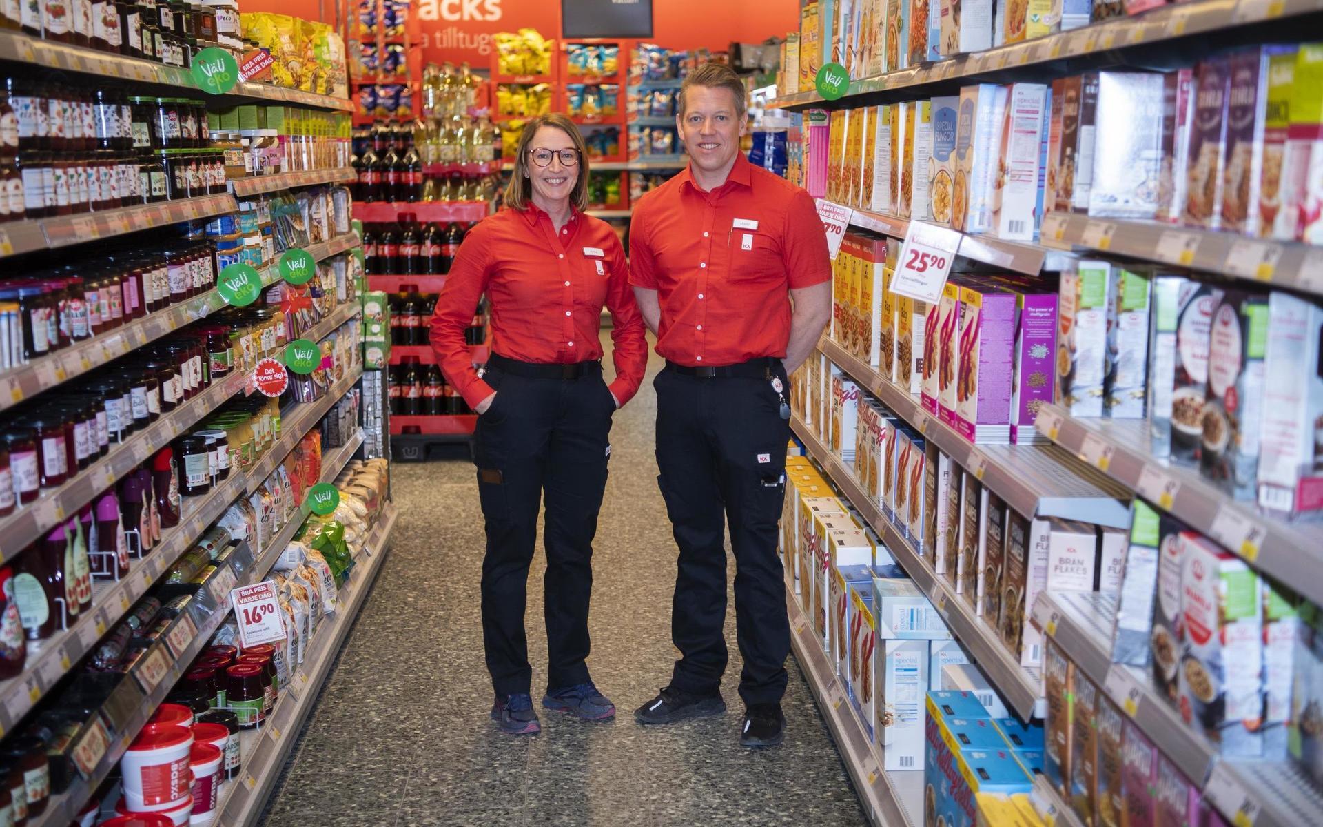 Syskonen Anna Lindquist och Martin Gren driver Ica Supermarket på Vallås sedan 13 år tillbaka. ” Det är skönt att vara två om att driva en sån här verksamhet,” säger Martin. 