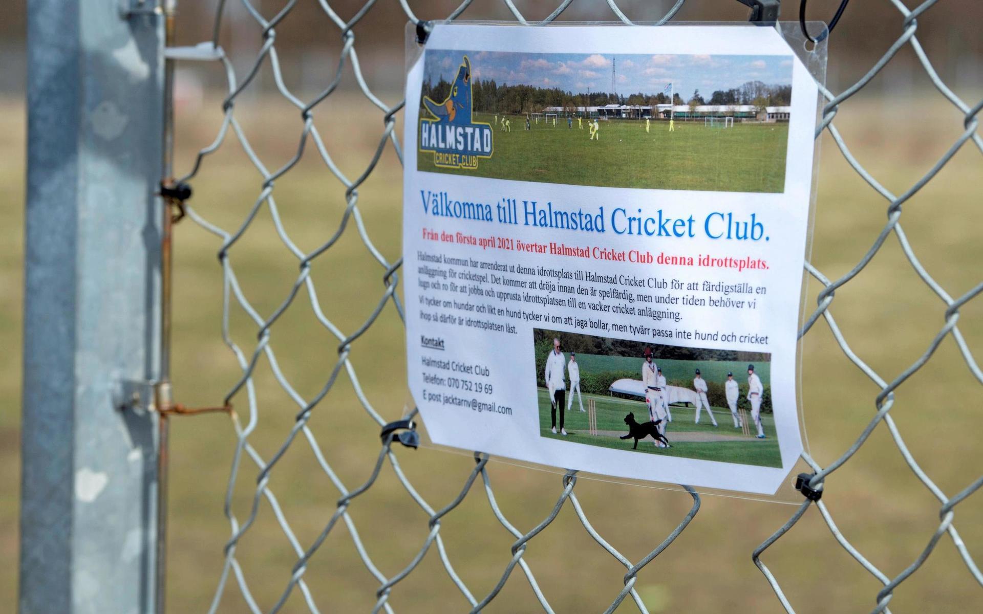 Ett litet anslag vittnar nu om att Halmiavallen numera är Halmstad Cricket Clubs nya hemvist.