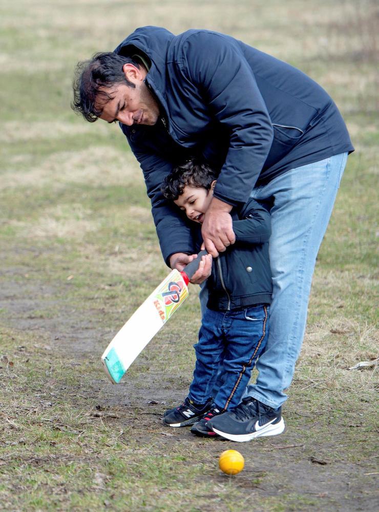 Yousuf Zahid tillsammans med pappa, tillika vice ordförande i Halmstad Cricket Club, Zahid Rasheed.