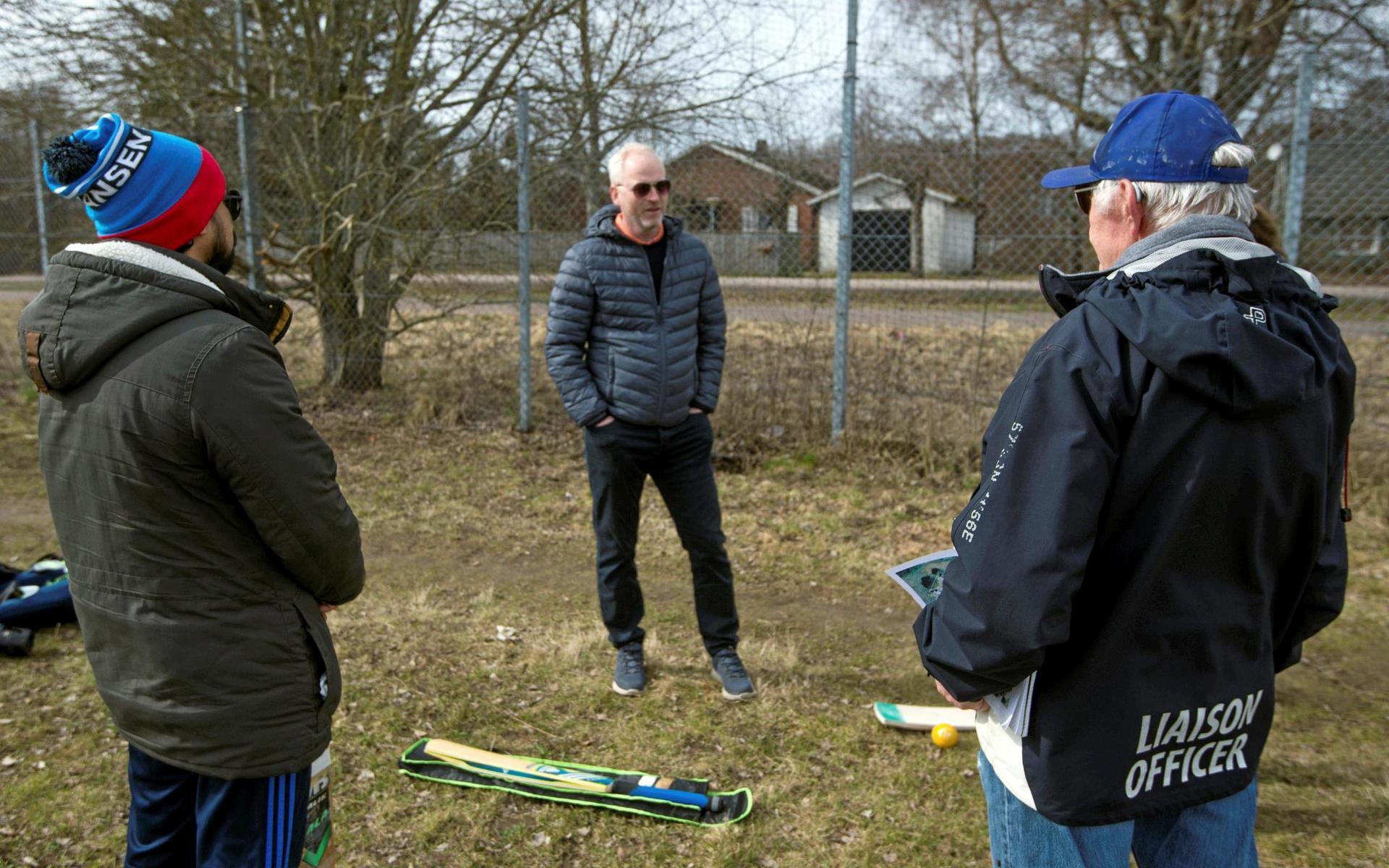 Magnus Rasmusson, strategisk anläggningsutvecklare hos Halmstad Kommun, tillsammans med Halmstad Cricket Clubs lagkapten Ahsan Ashfaq och hederspresidenten John Sjölin.