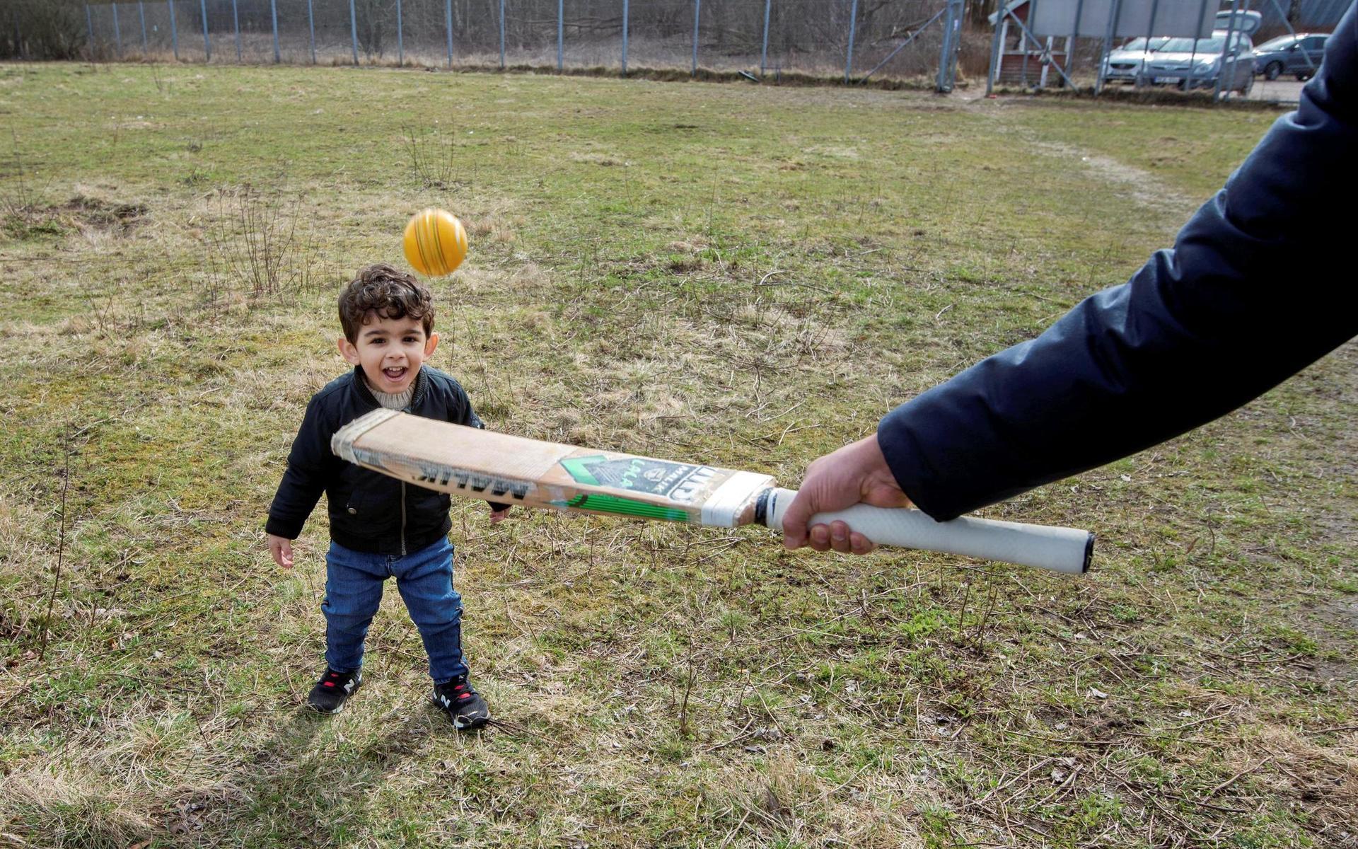 Yousuf Zahid, 2,5 år, brukar vara med och träna cricket.