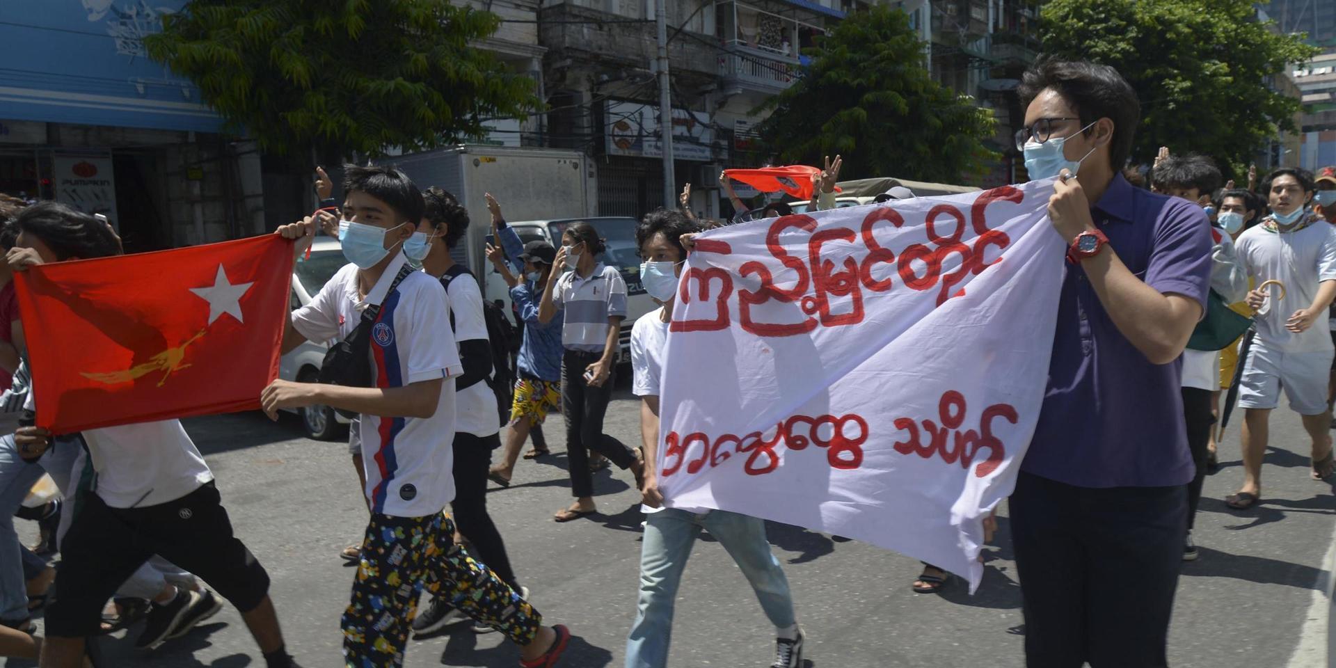 Protester mot Myanmars militärstyre i storstaden Rangoon i helgen.