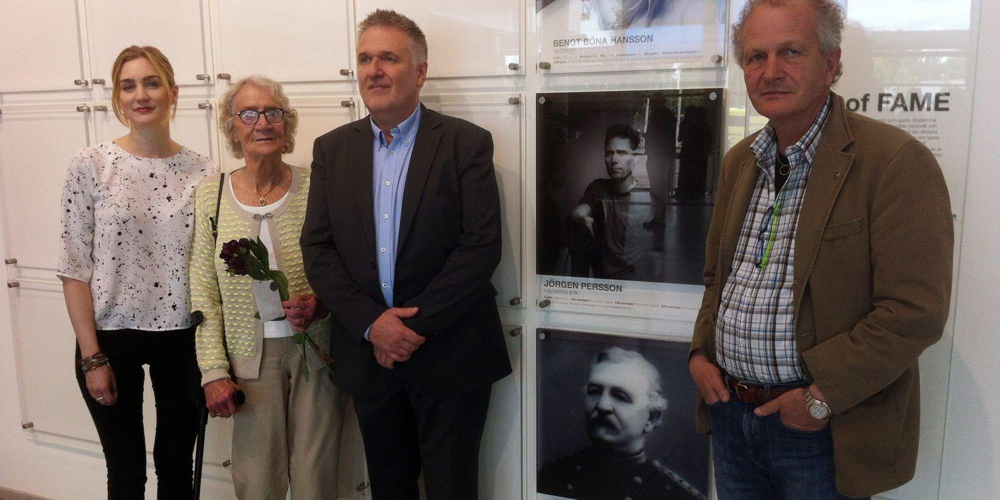 Från vänster Carin Curran, Gun Lagergren, Mikael Lagergren och Sten Fredholm vid Wall of Fame, där deras anfader Josef August Lagergren (nederst) på lördagen blev profil nummer tre.