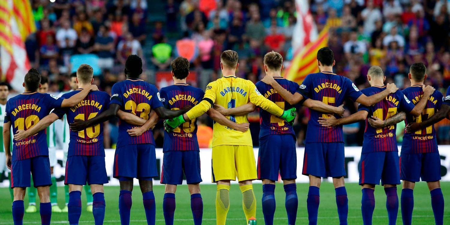 Barcelonas spelare under den tysta minuten inför den spanska ligapremiären mot Real Betis på Camp Nou.