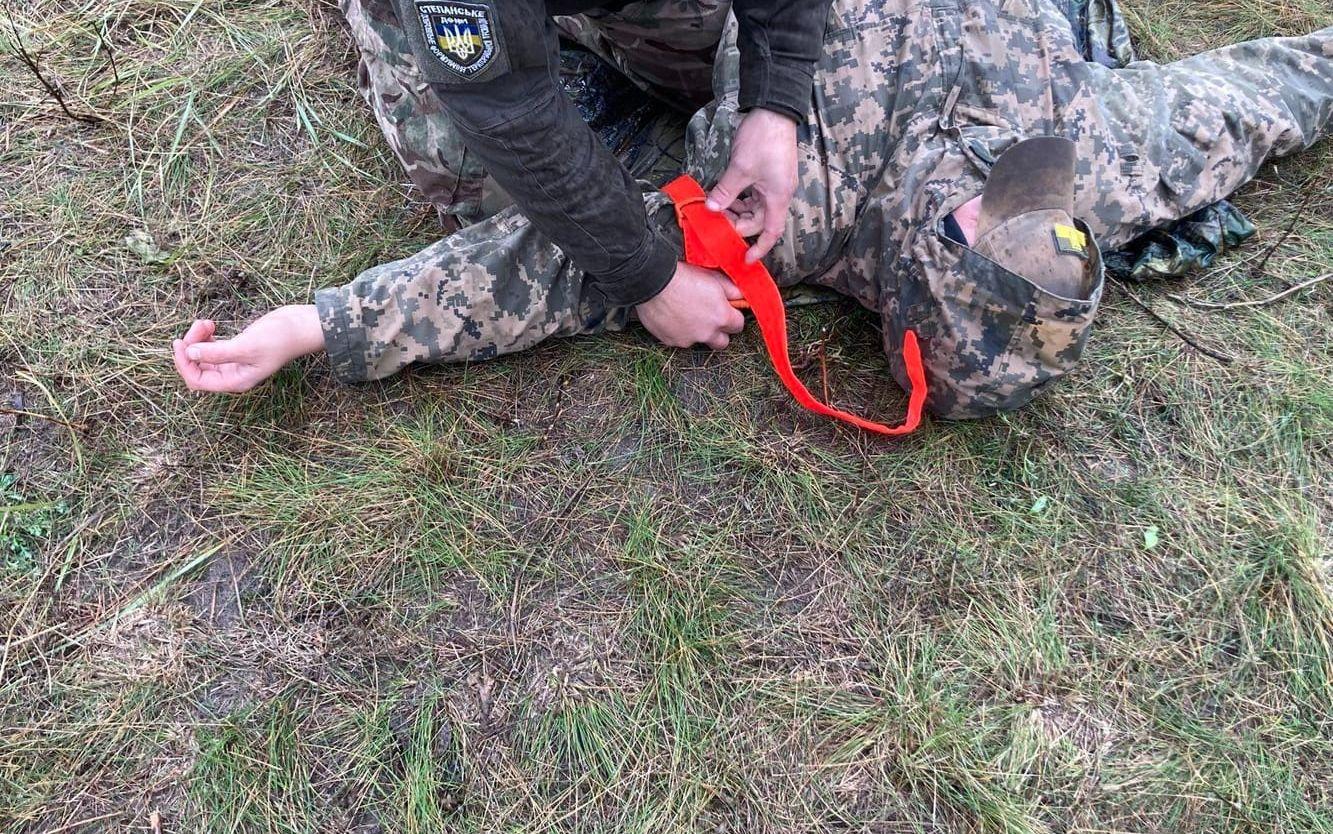 Träning. Ukrainska soldater utbildas på plats bland annat av erfarna svenska militärer, men än så länge bara organiserat som en frivilligverksamhet.